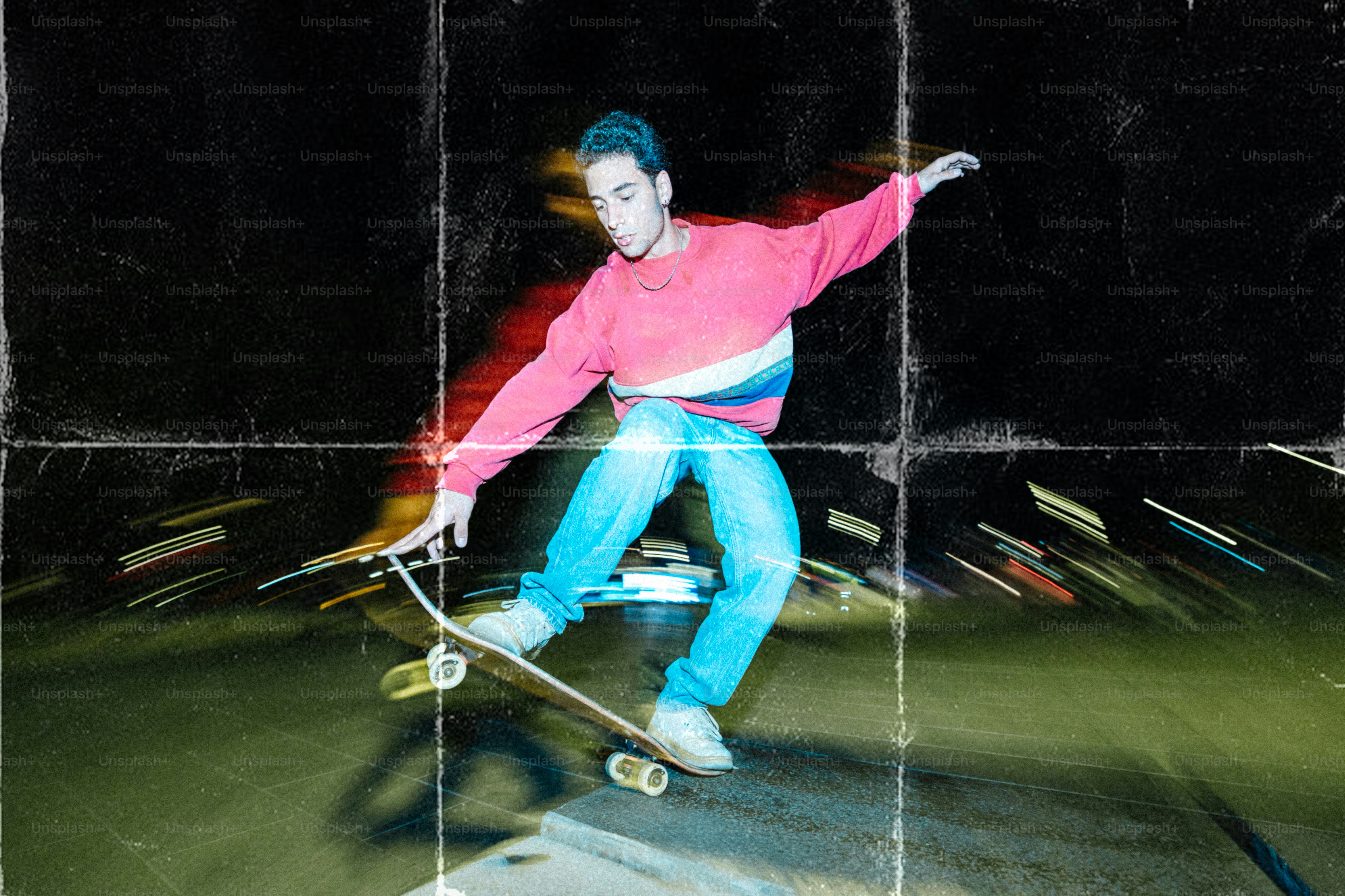Joven patinando por la noche con desenfoque de movimiento