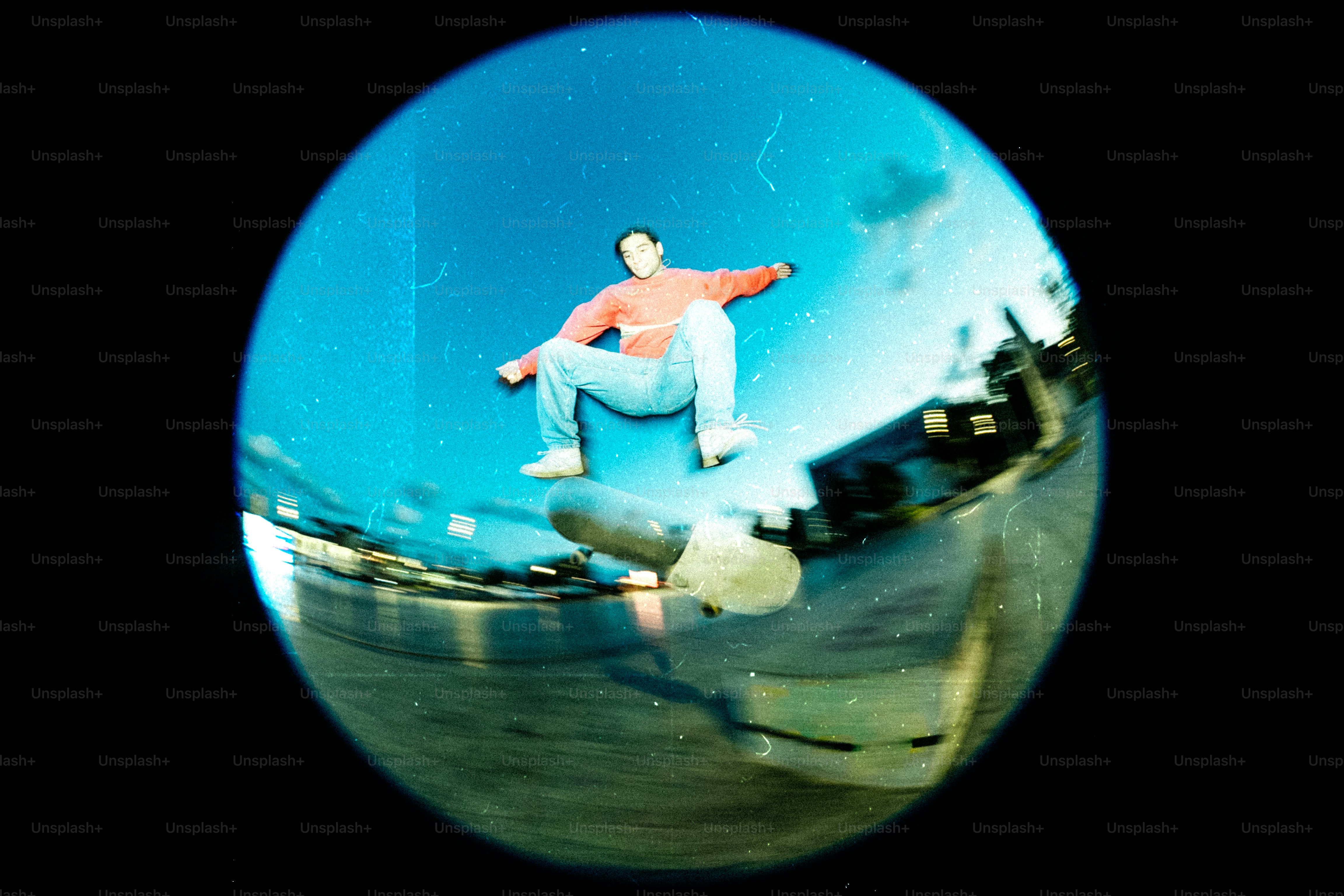 Skater saltando en el aire contra el cielo azul