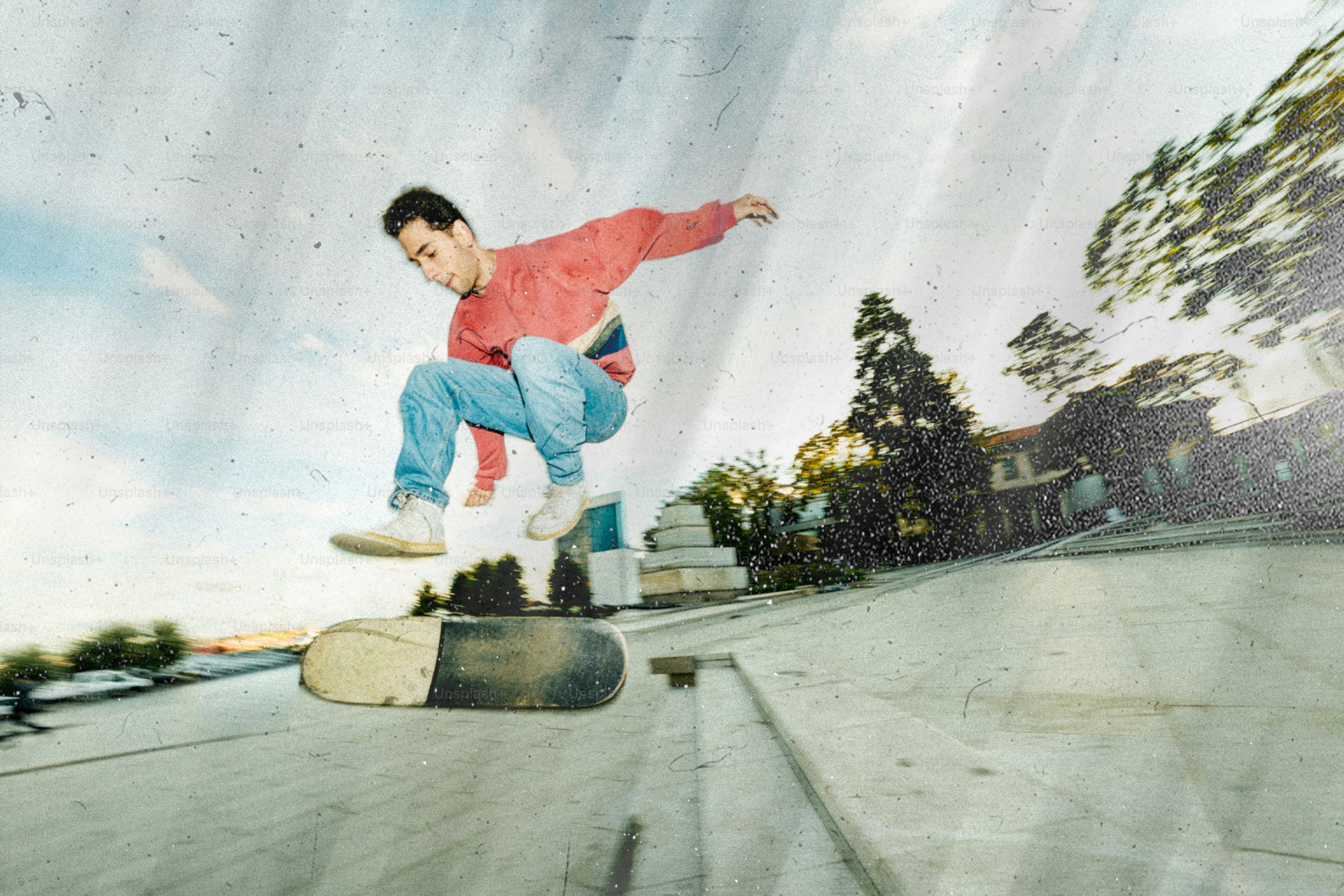 Hombre realizando un truco de patineta en el aire.