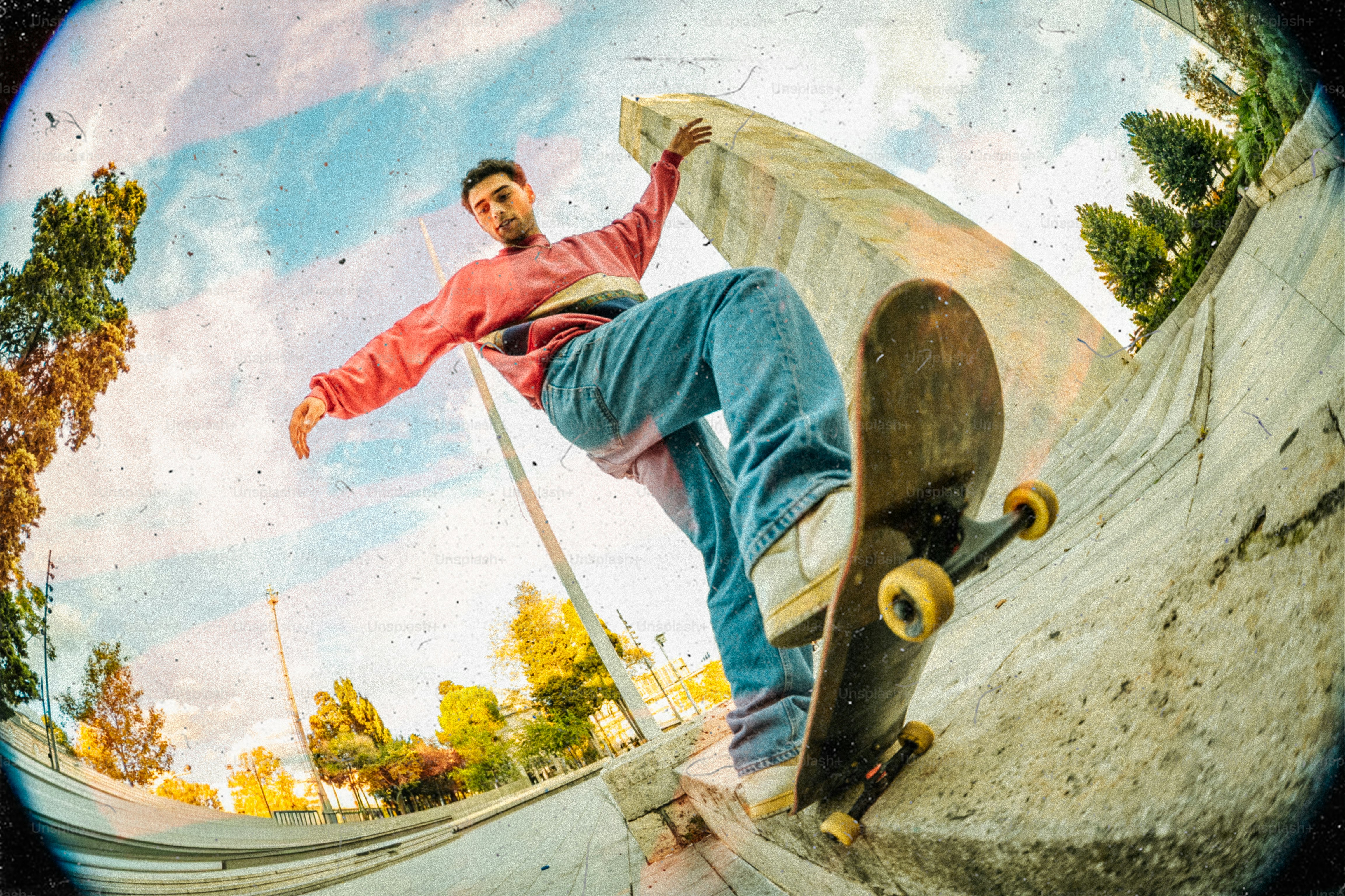 Patinador realiza truco en rampa de concreto