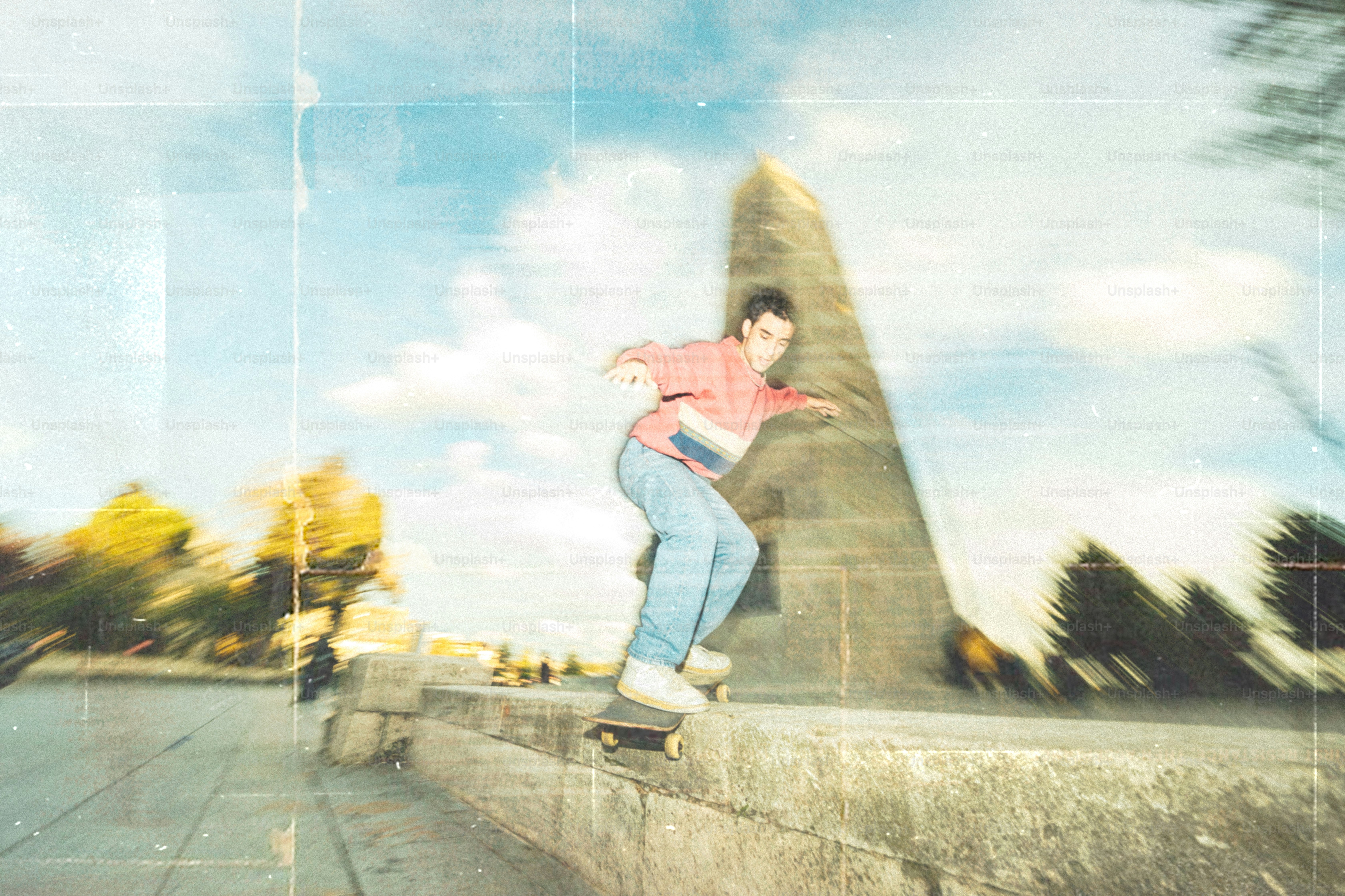 Skater monta en patineta cerca del monumento en un día soleado