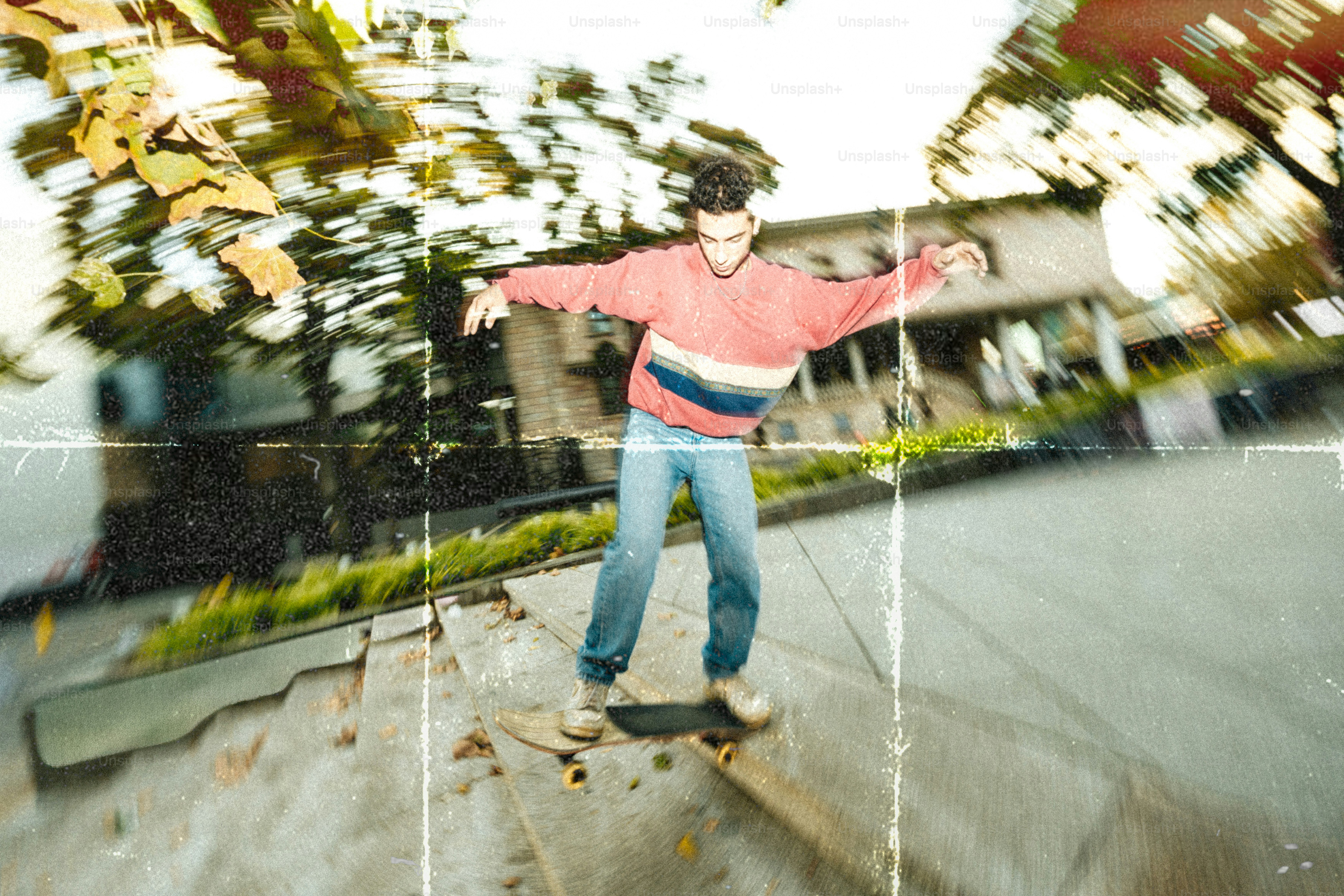 Joven andando en patineta por una calle suburbana