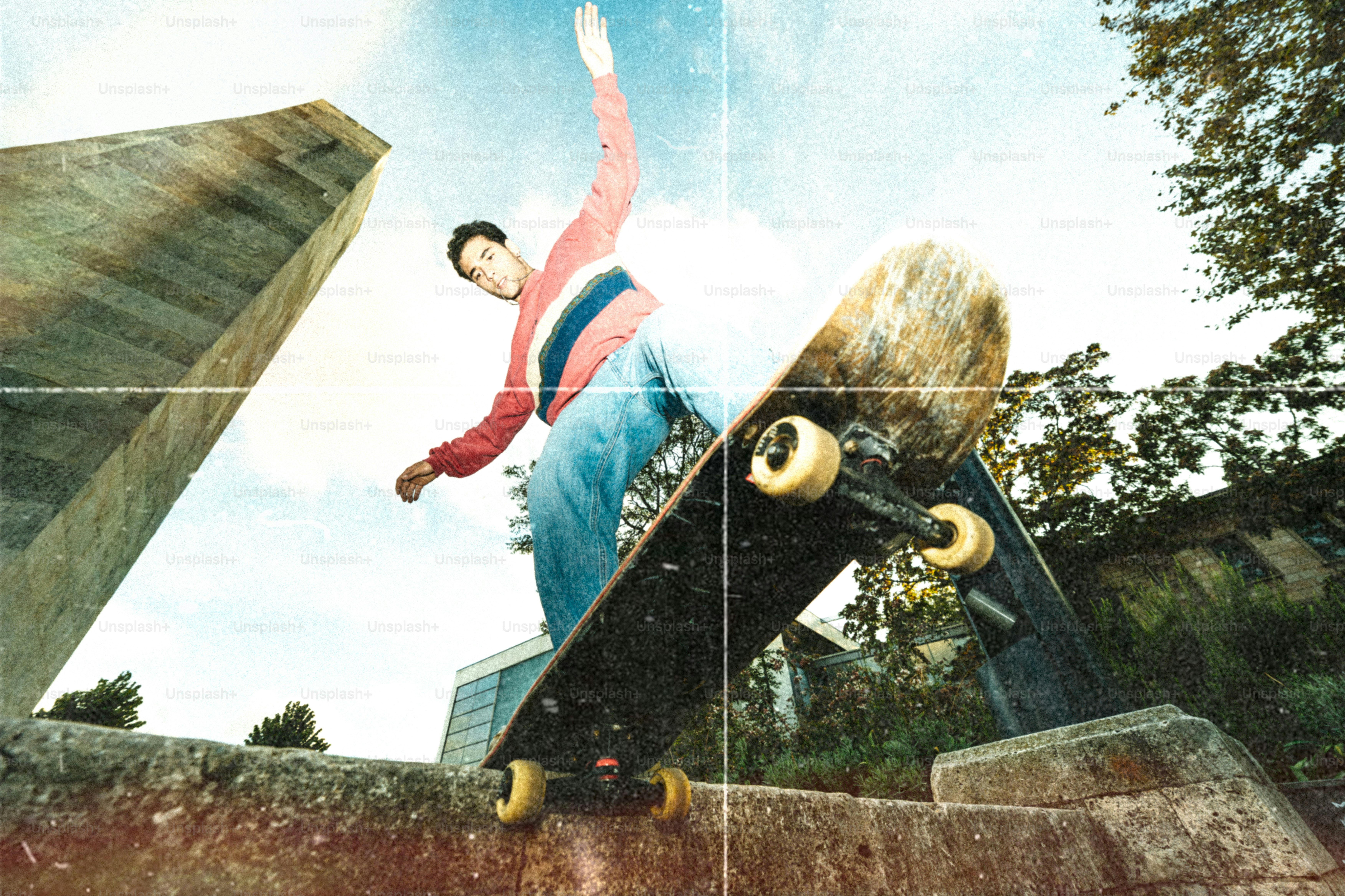 Patinador realiza un truco en una repisa de concreto.