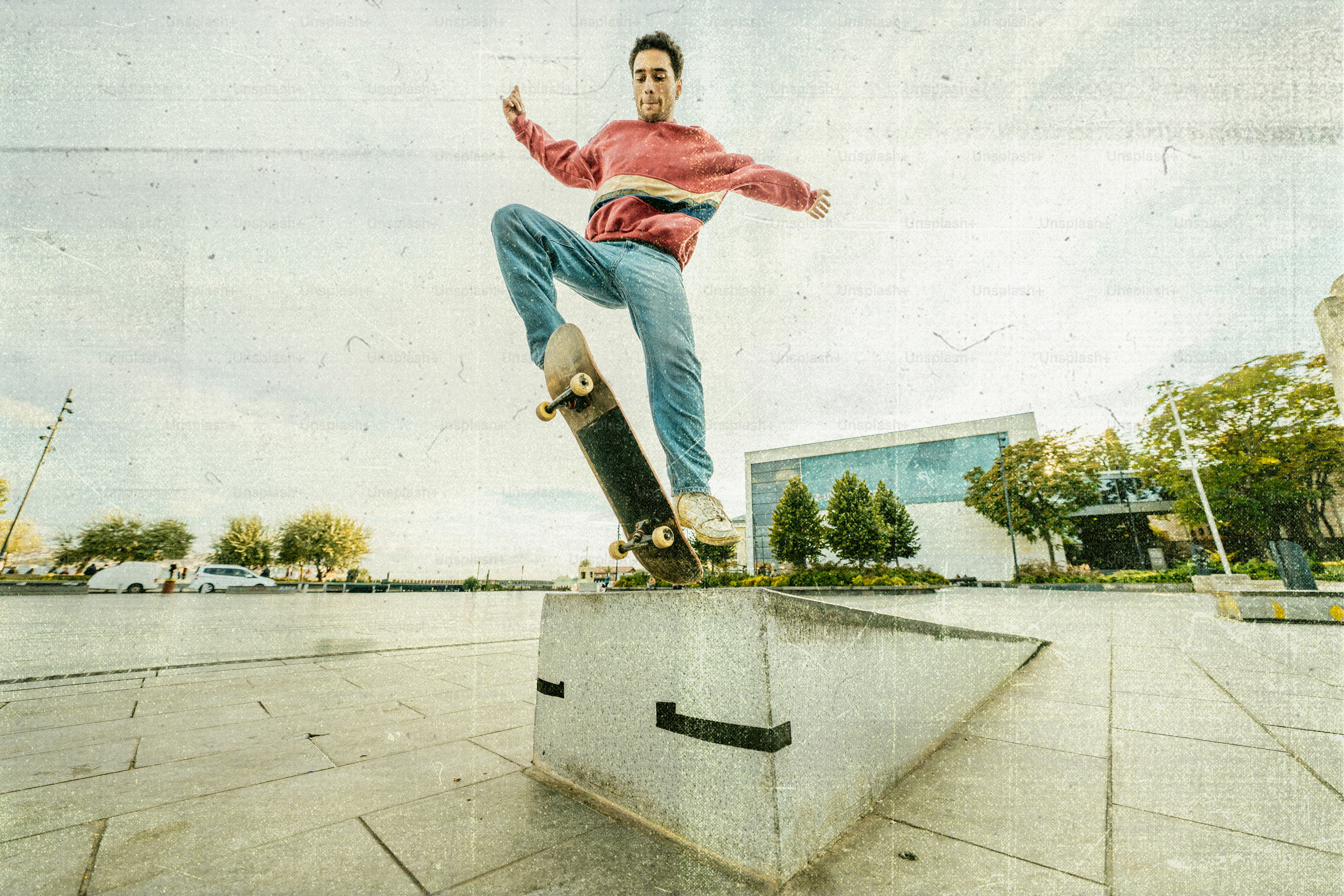 Hombre patinando en una rampa al aire libre