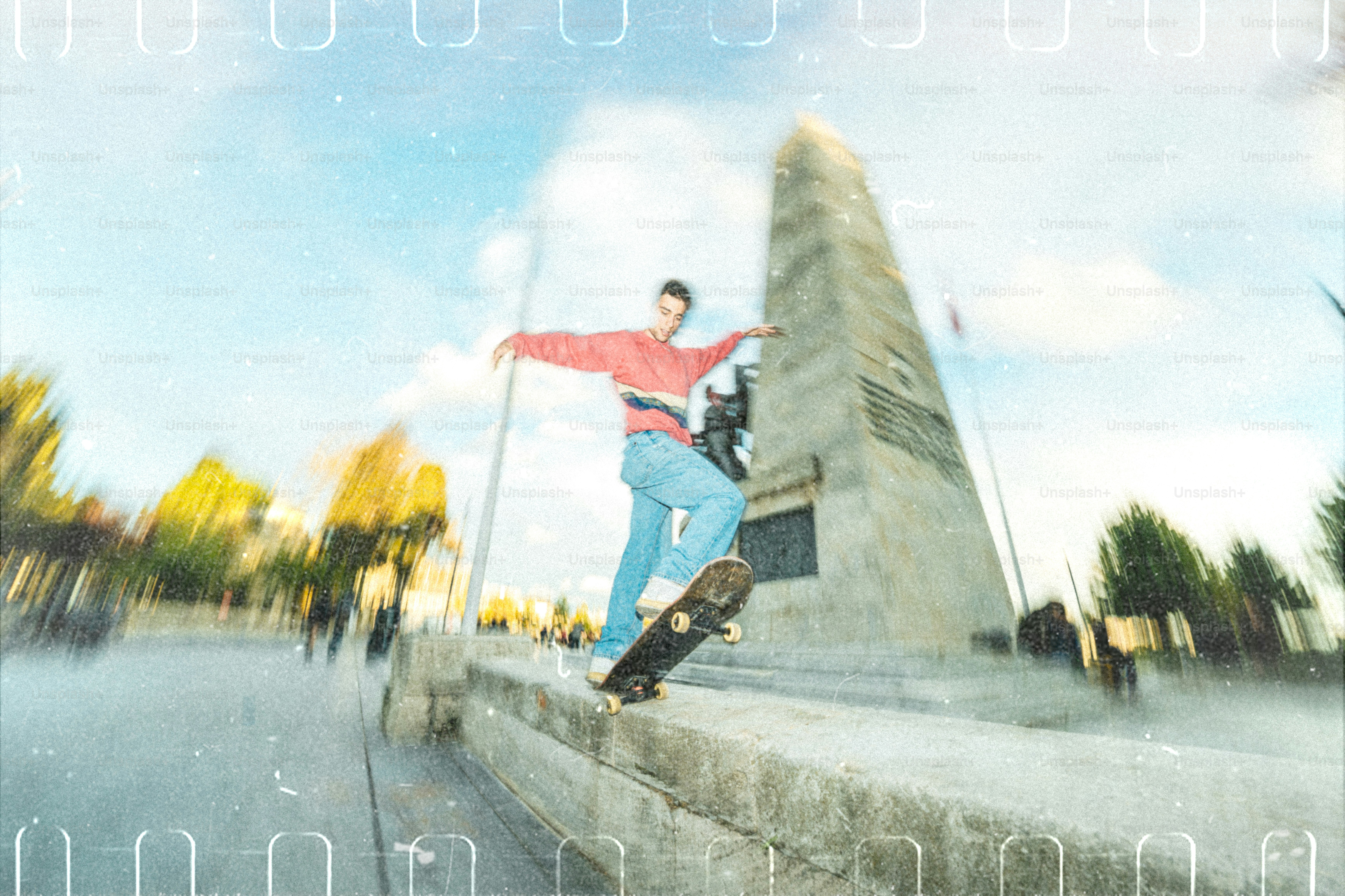 Patinador realiza truco cerca de un monumento