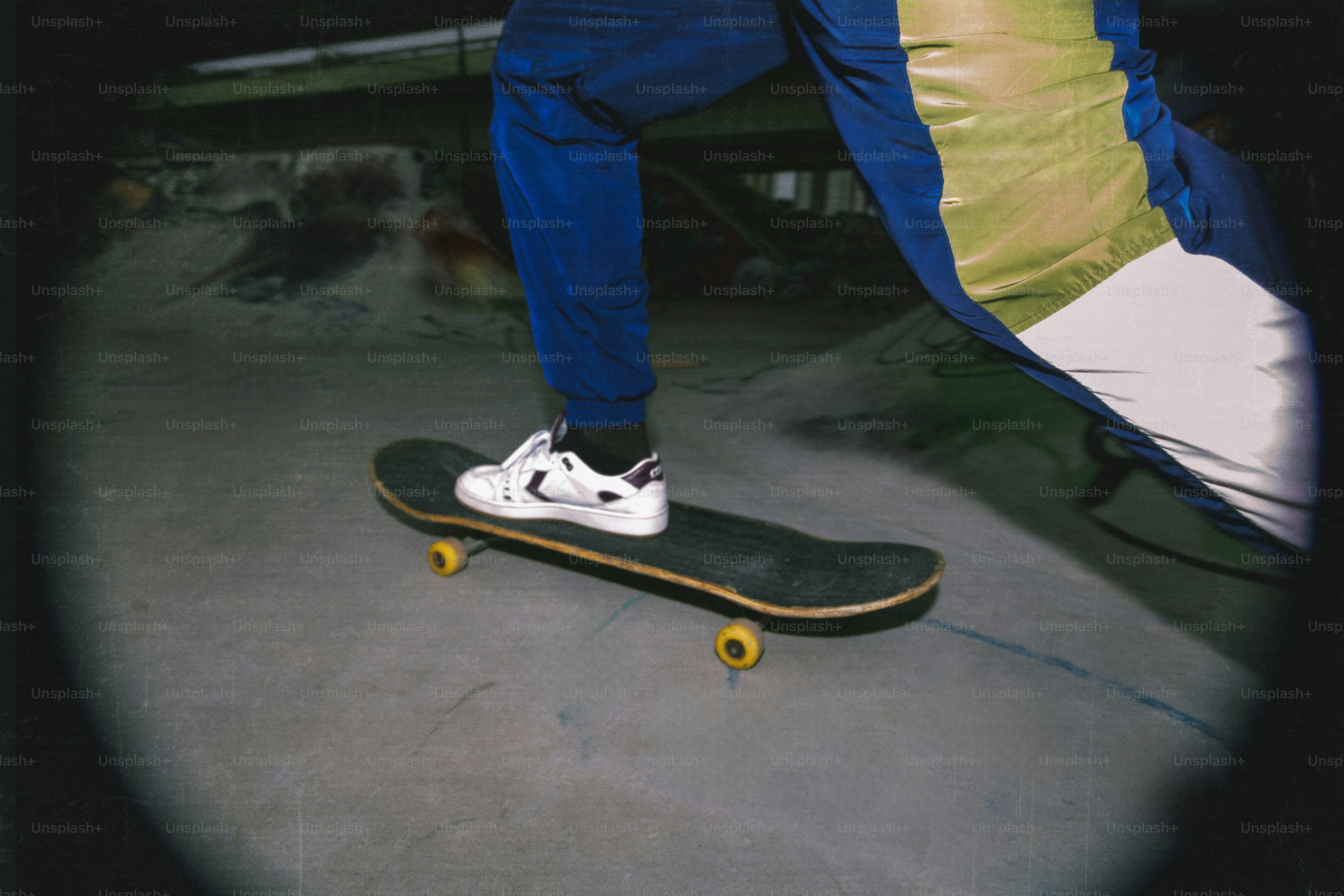 Pessoa andando de skate em um skatepark
