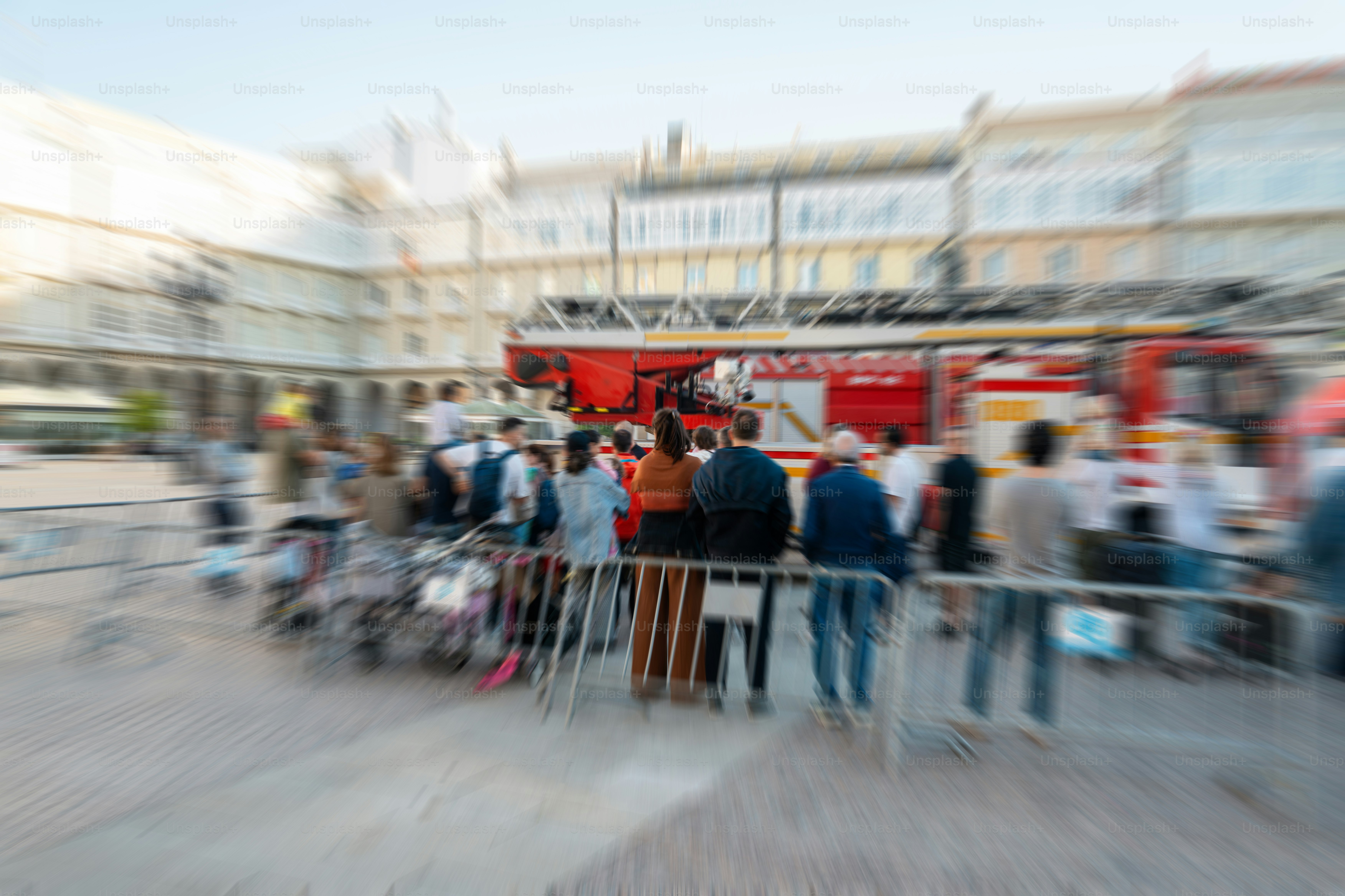 La multitud se reunió alrededor de un camión de bomberos en una plaza.