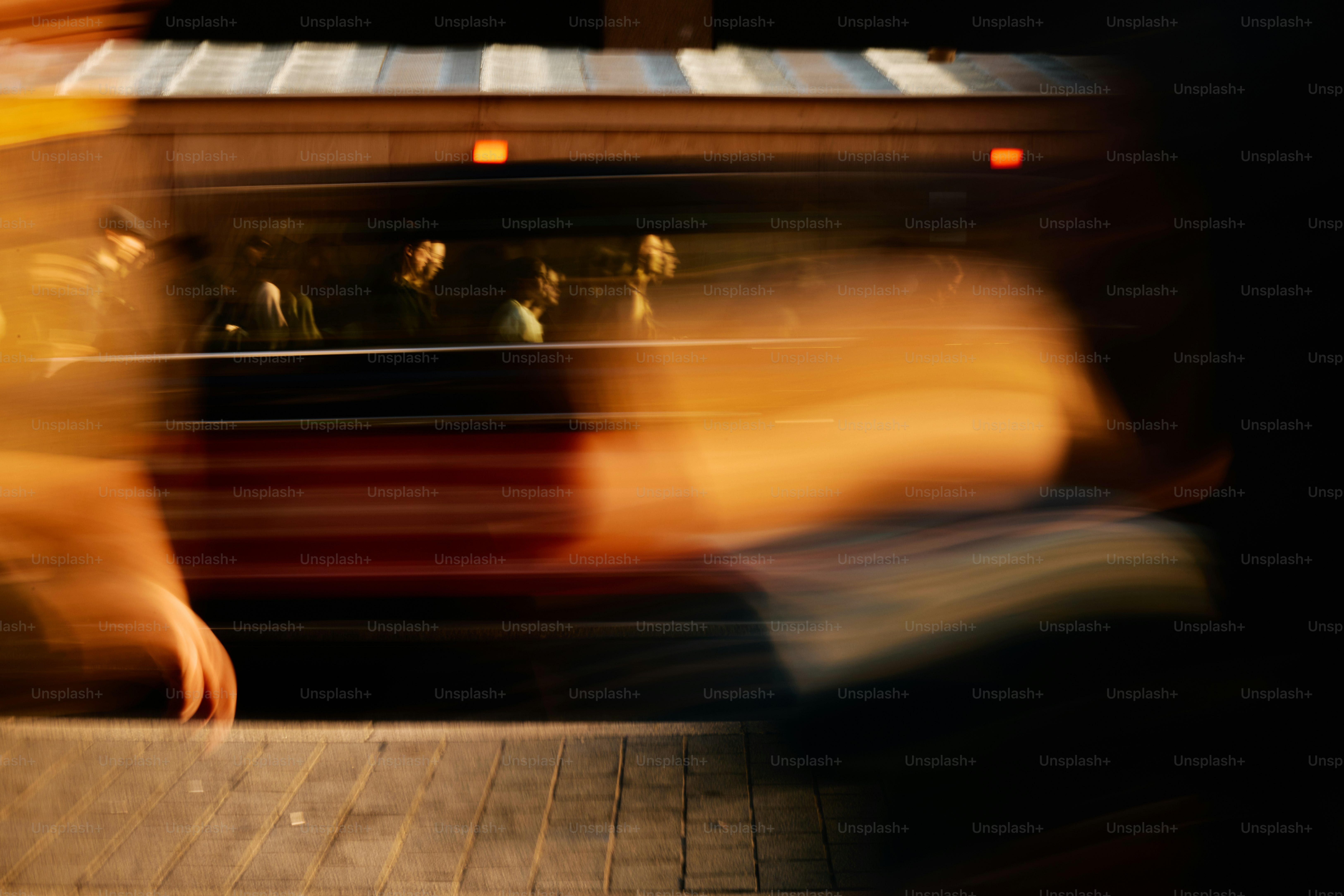 밤의 기차에 있는 사람의 흐릿한 움직임