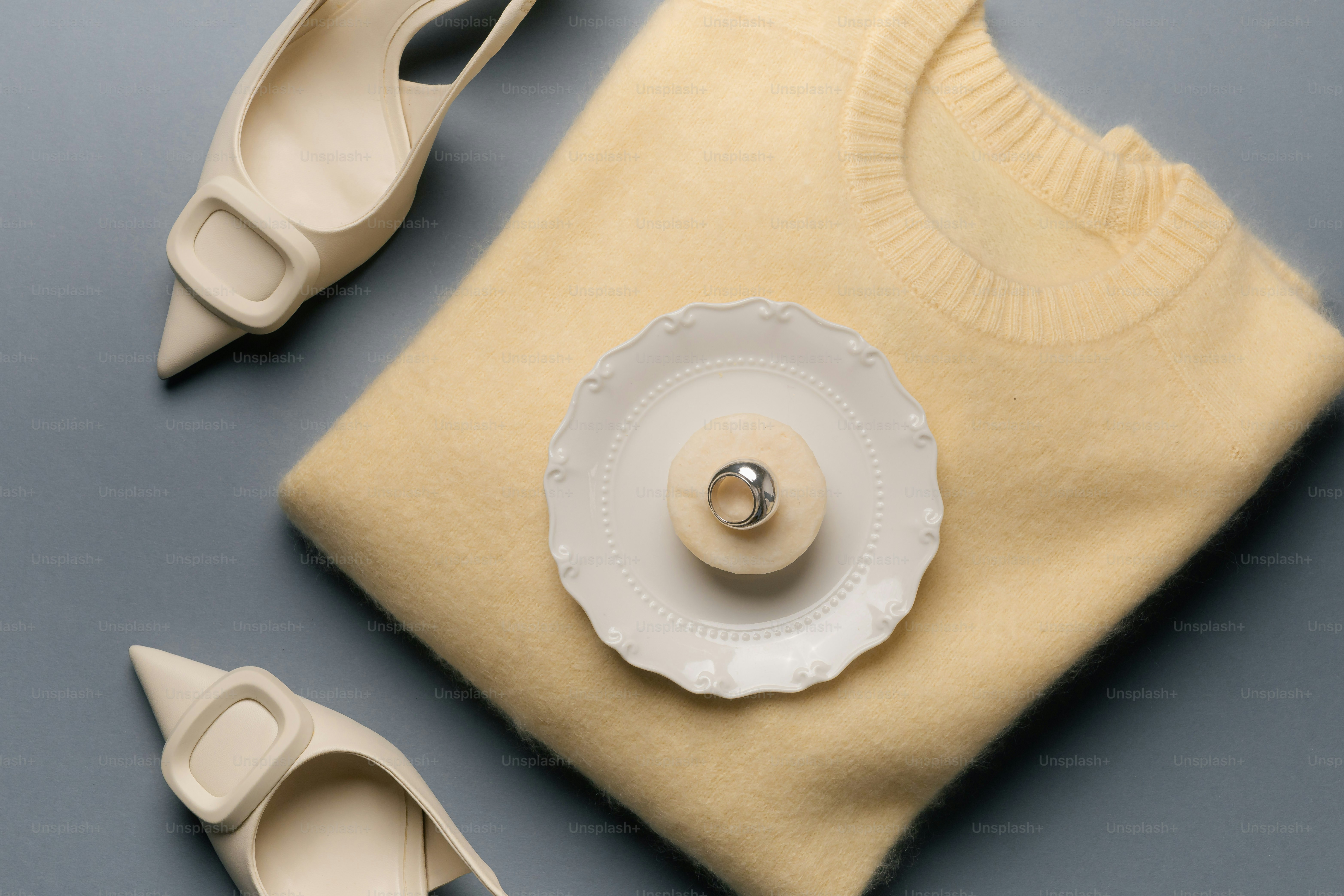 Pull crème à talons blancs et plaque décorative