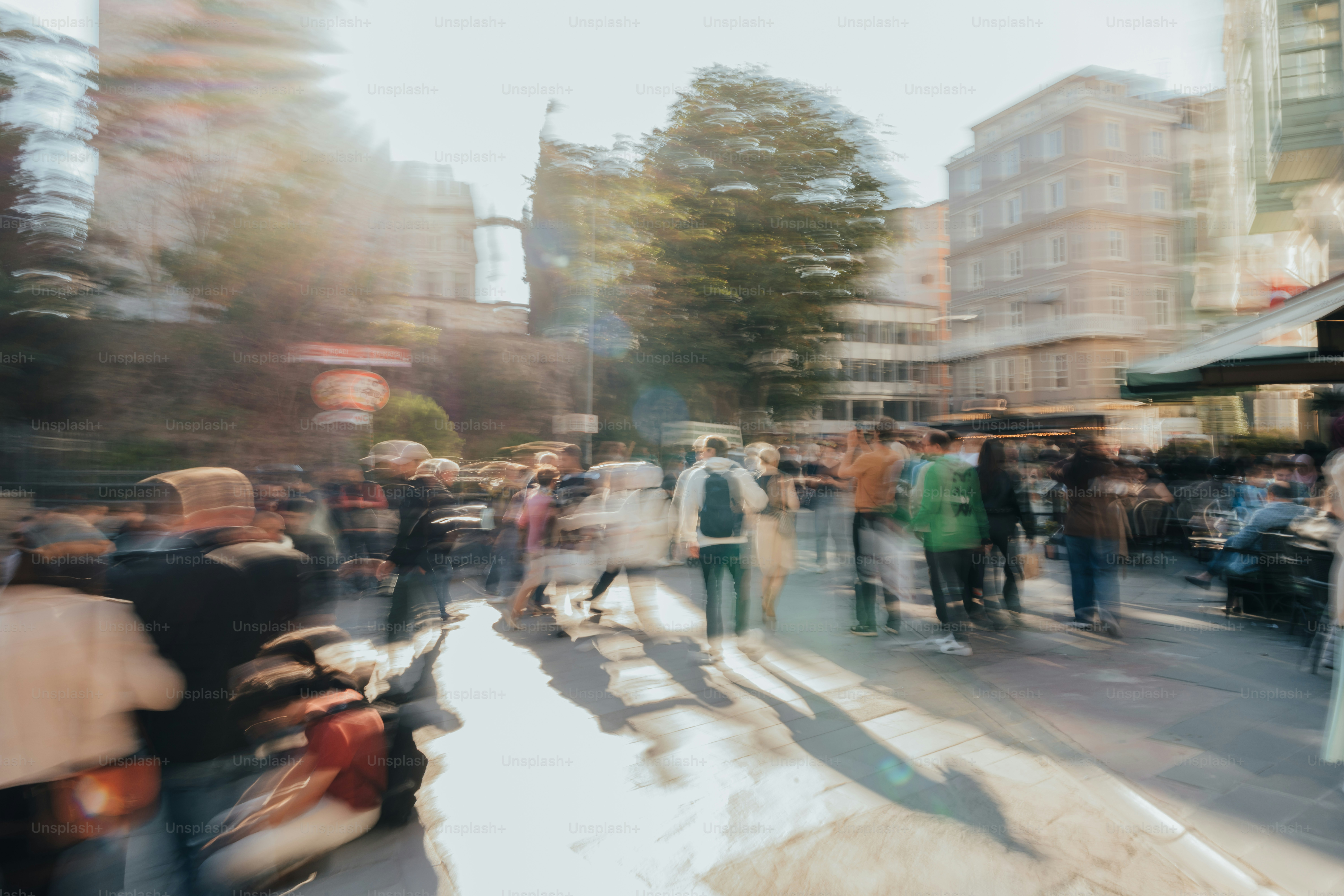 Foule floue marchant dans une rue ensoleillée de la ville