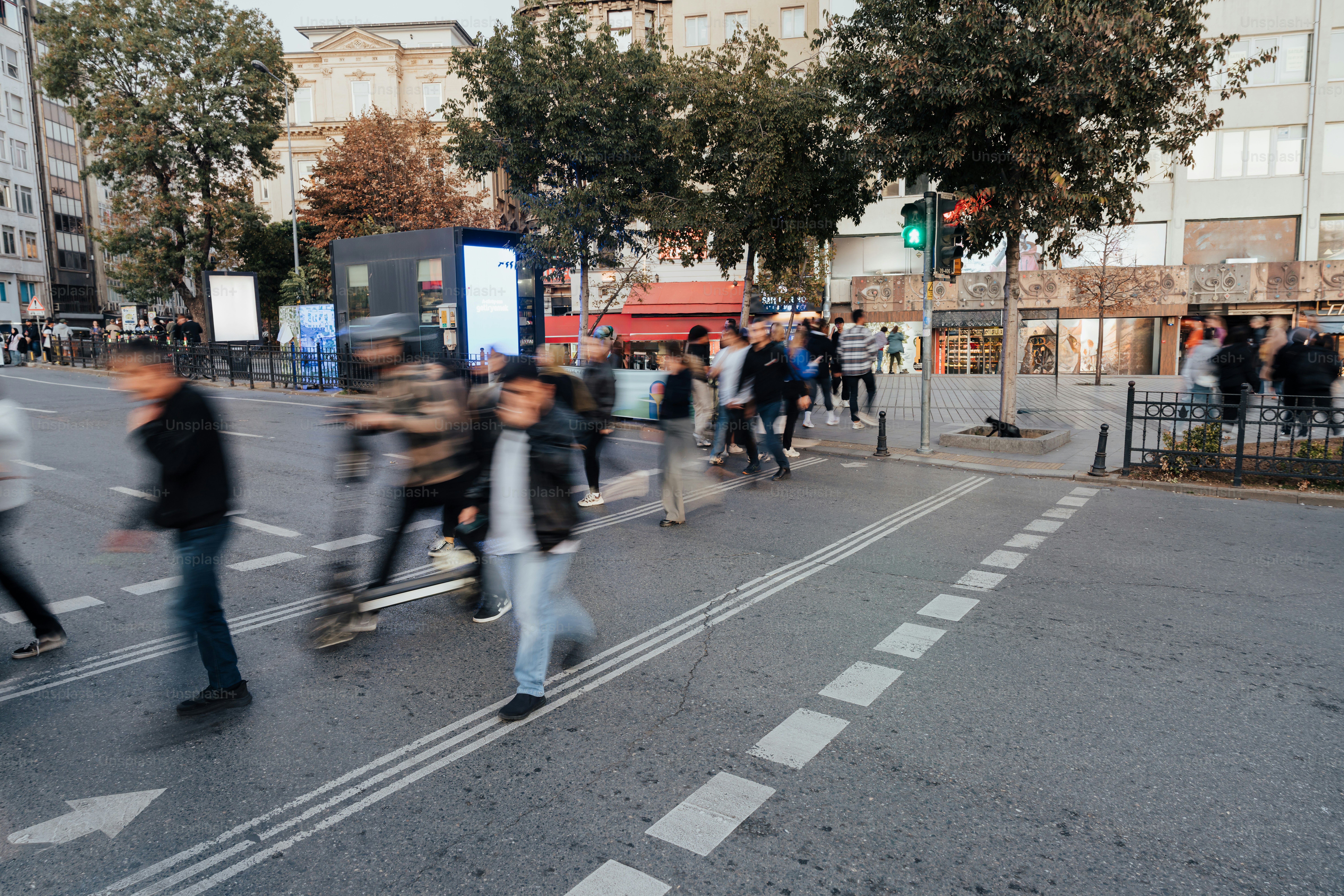 횡단보도에서 길을 건너는 사람들