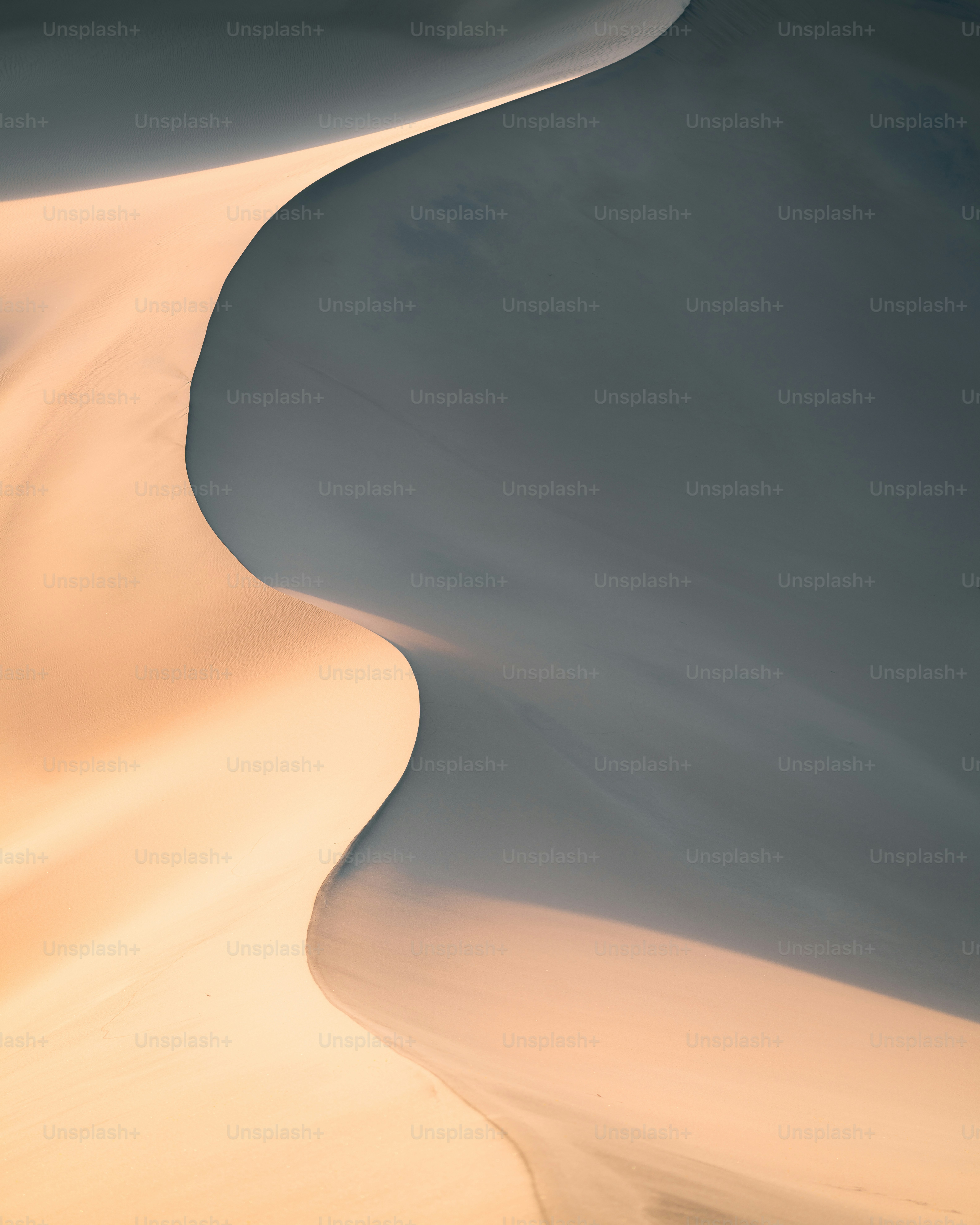 Courbes abstraites de dunes de sable avec ombre et lumière.