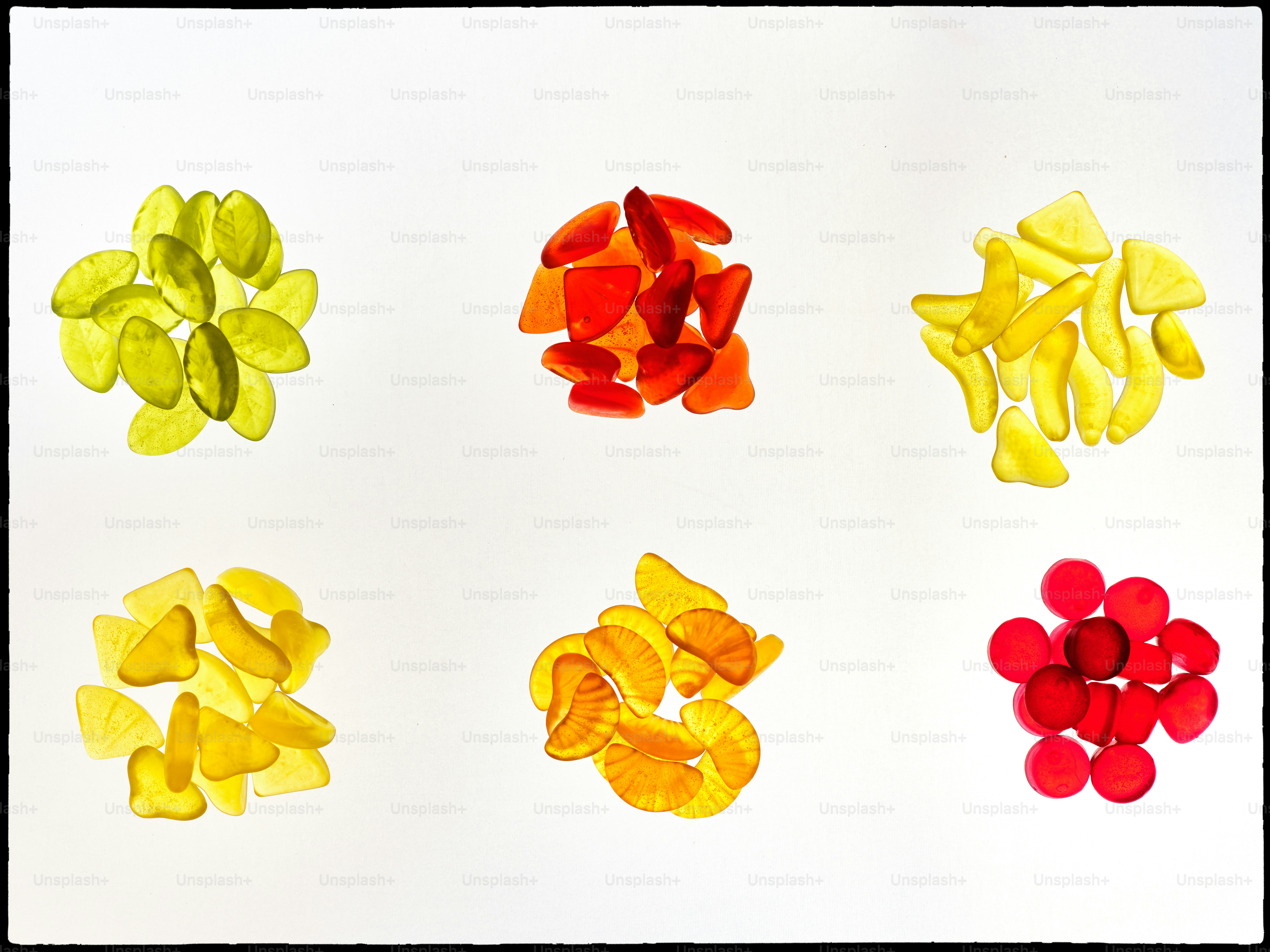 흰색 배경에 다채로운 반투명 사탕 6개 더미