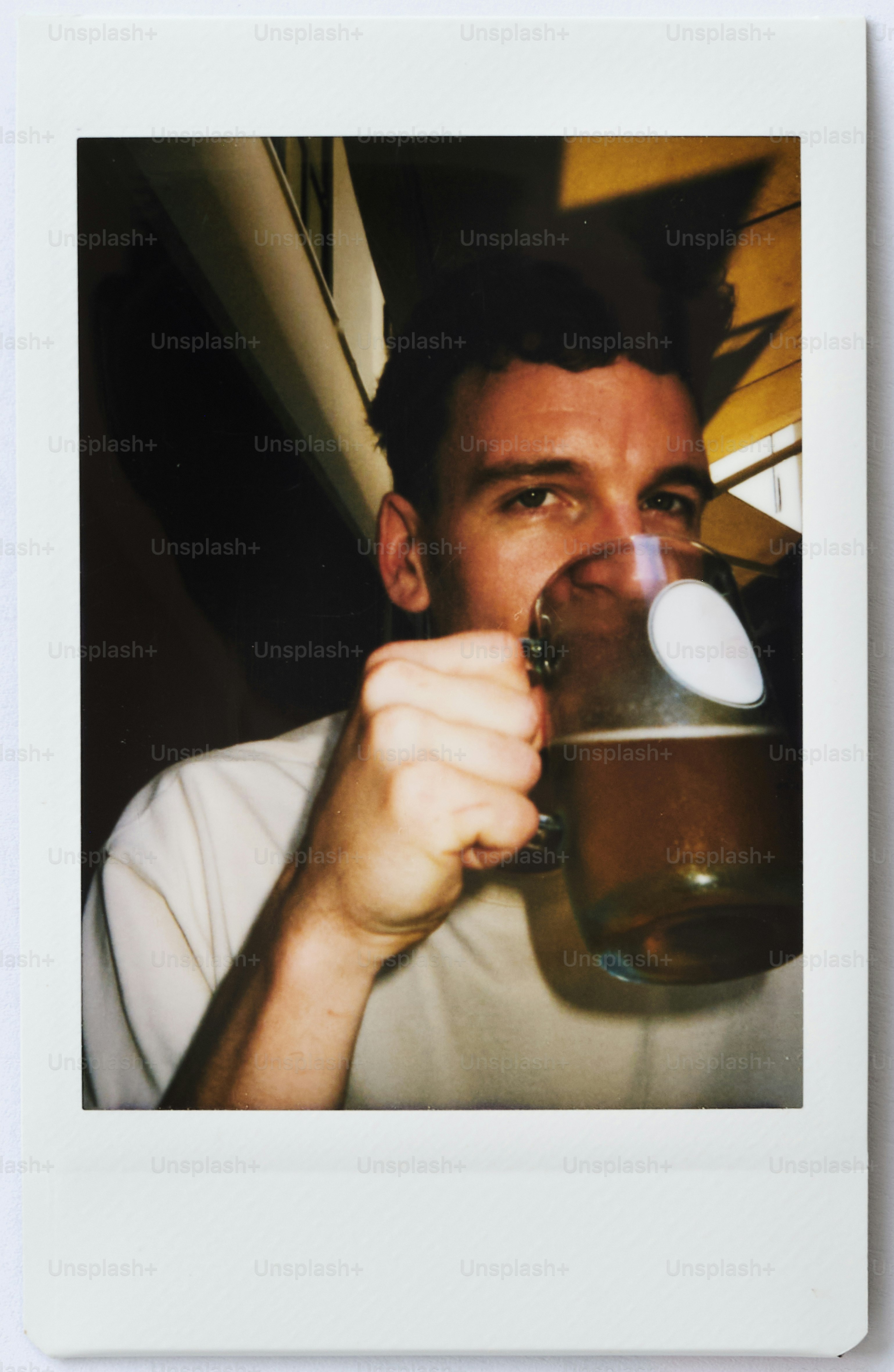 Homme buvant dans une grande tasse en verre