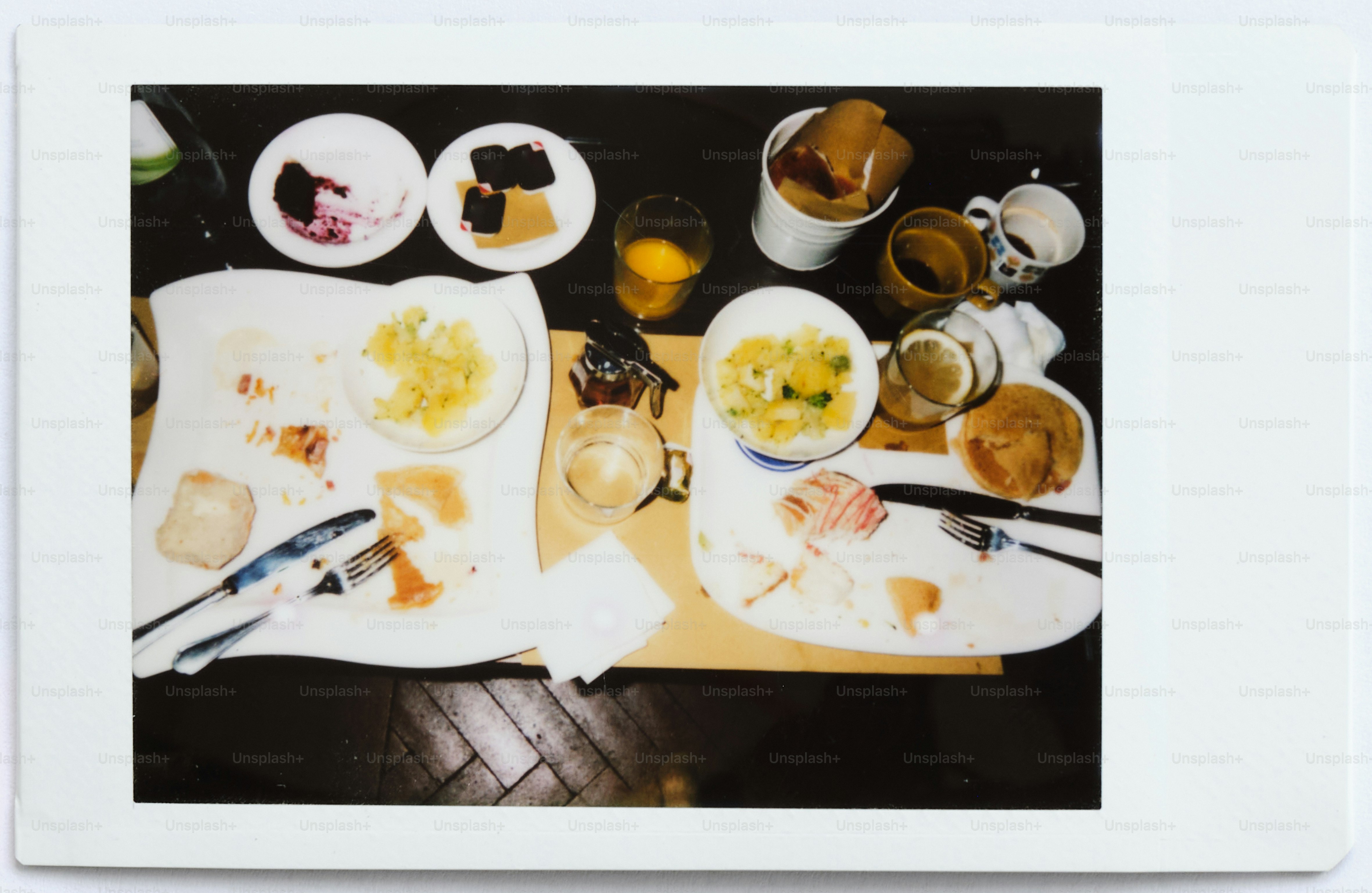 皿と食べ物で食事の後の散らかったテーブル。