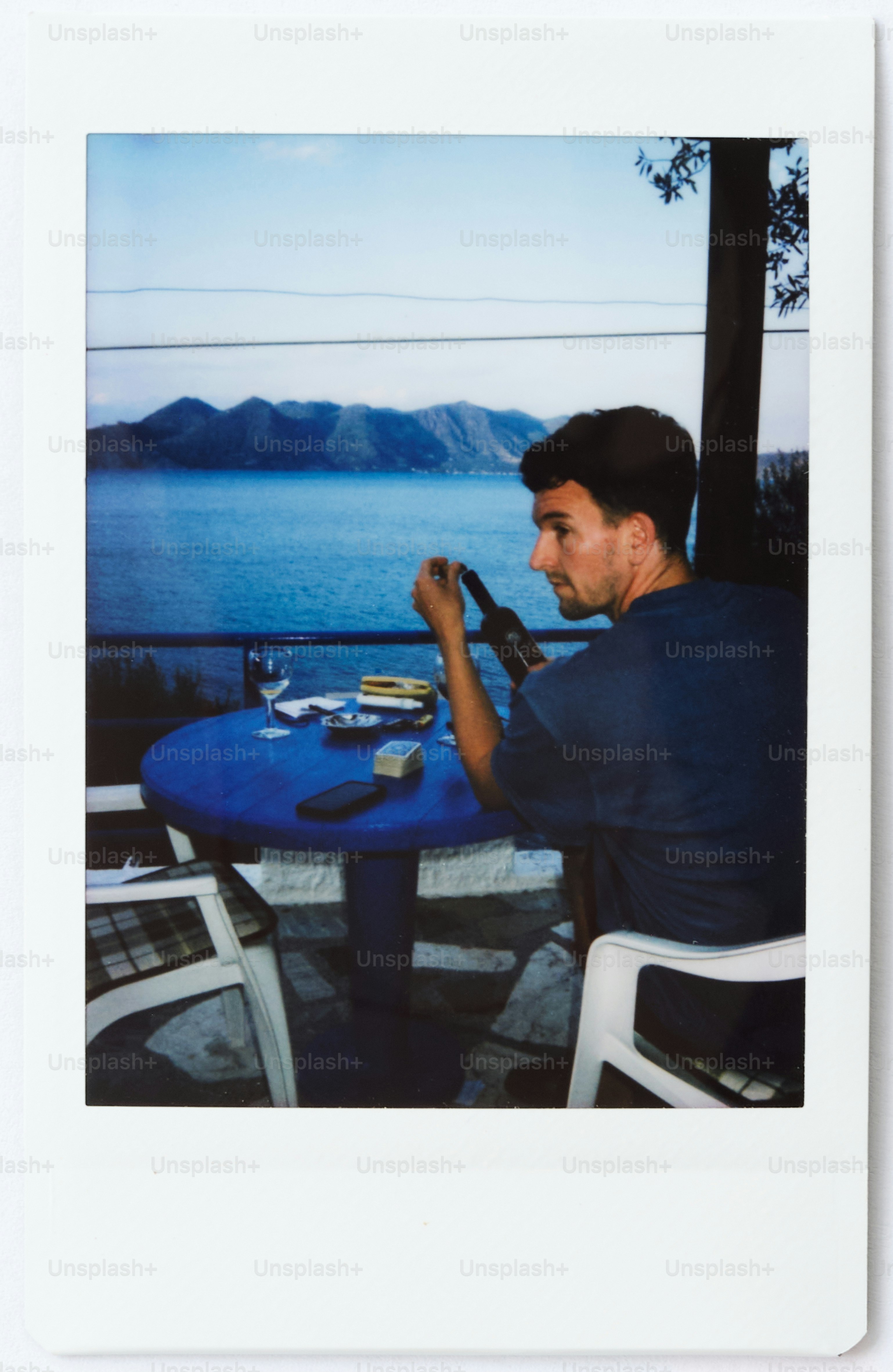 homem, sentando, em, um, tabela, com, um, garrafa, de, wine.