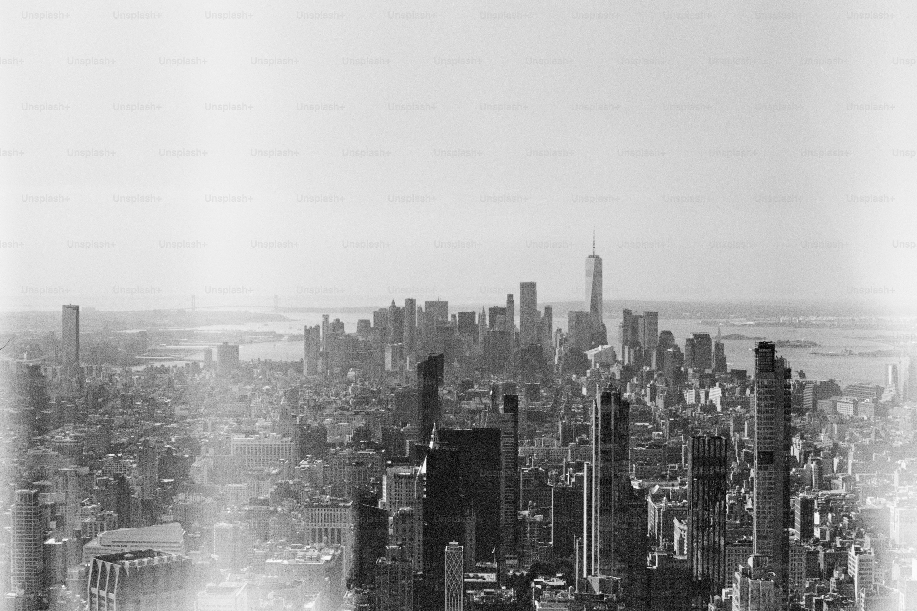 Pemandangan panorama pemandangan kota yang luas saat fajar.