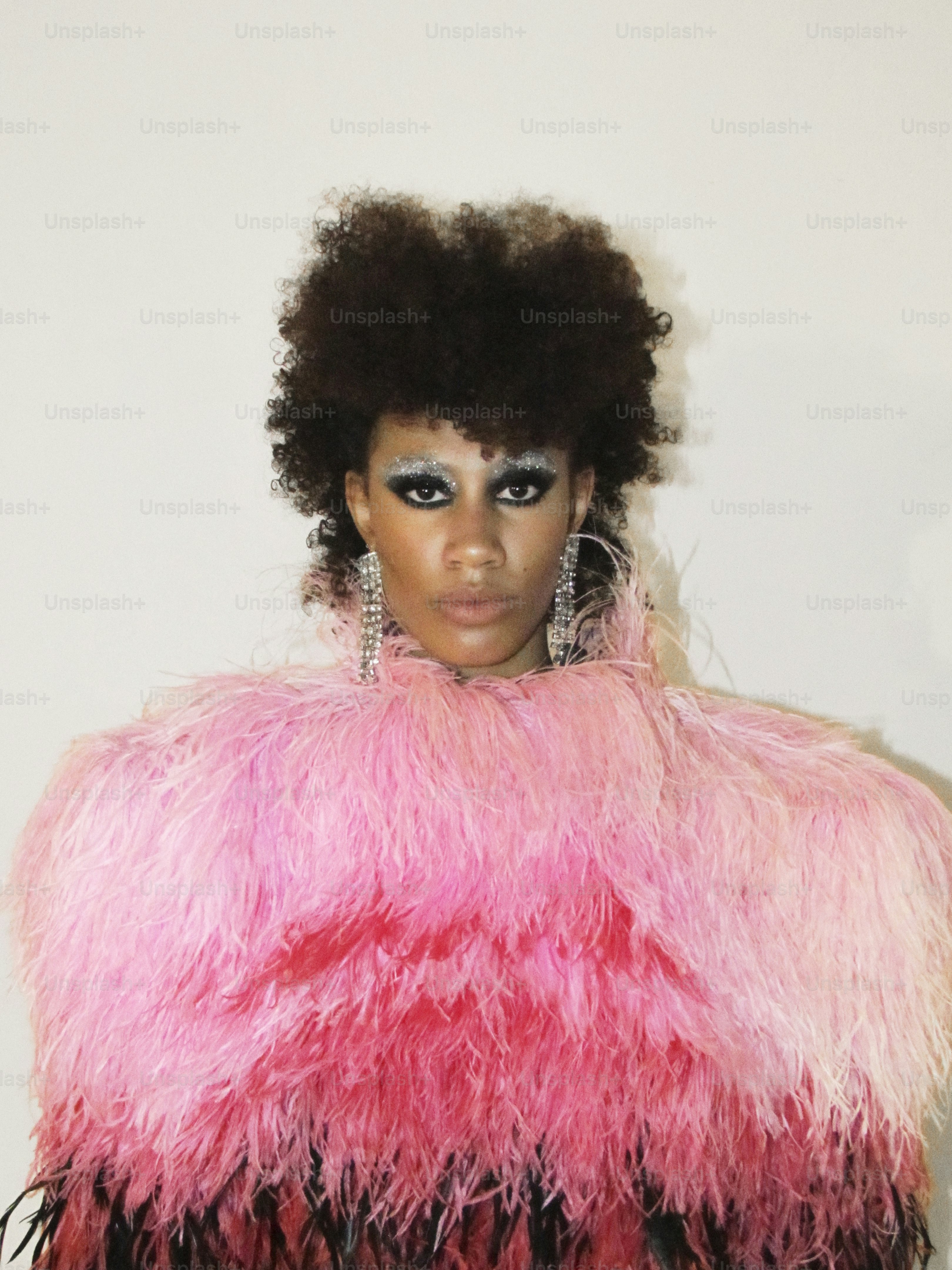 Femme avec robe afro et plumes roses