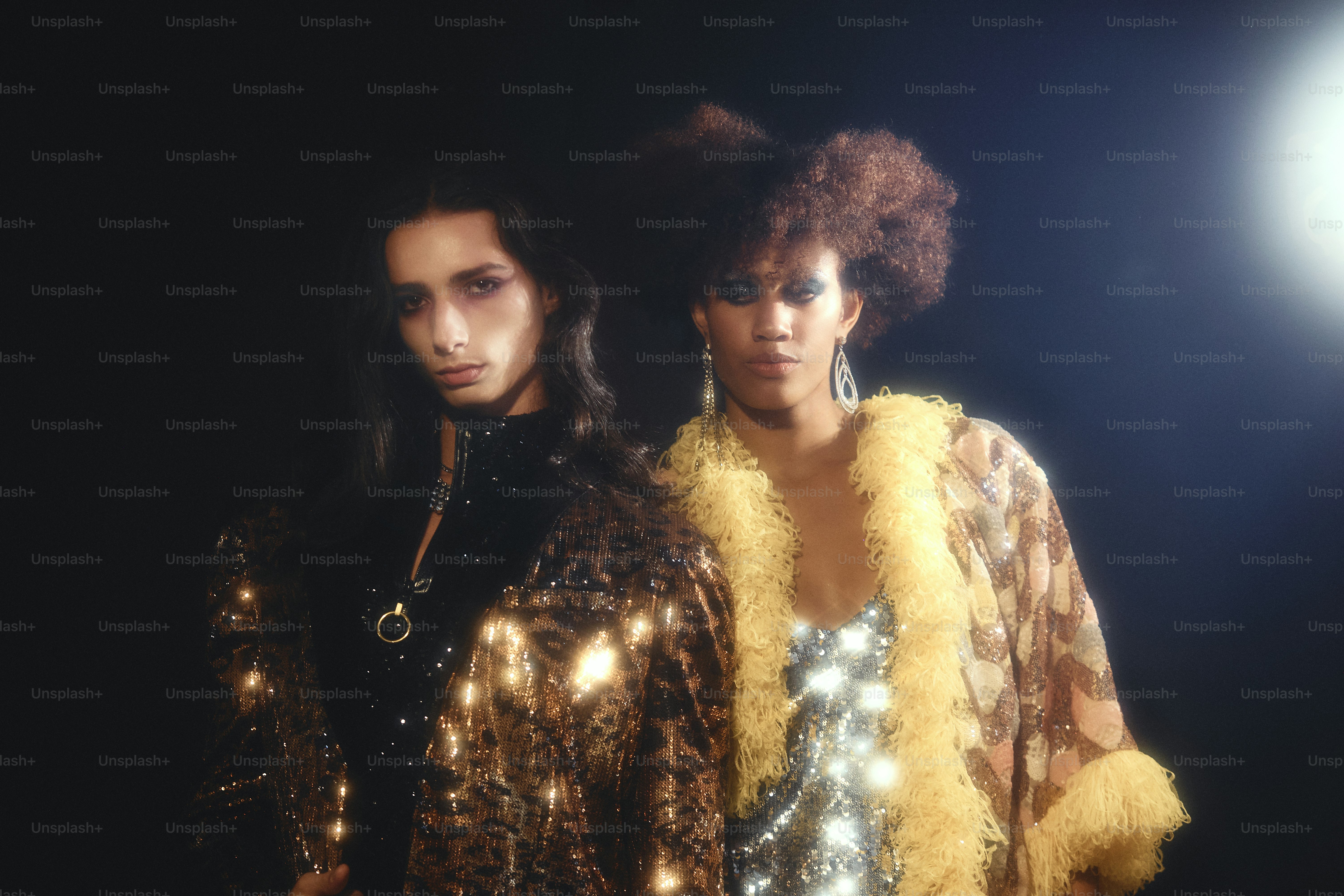 Deux mannequins en tenues rétro glamour