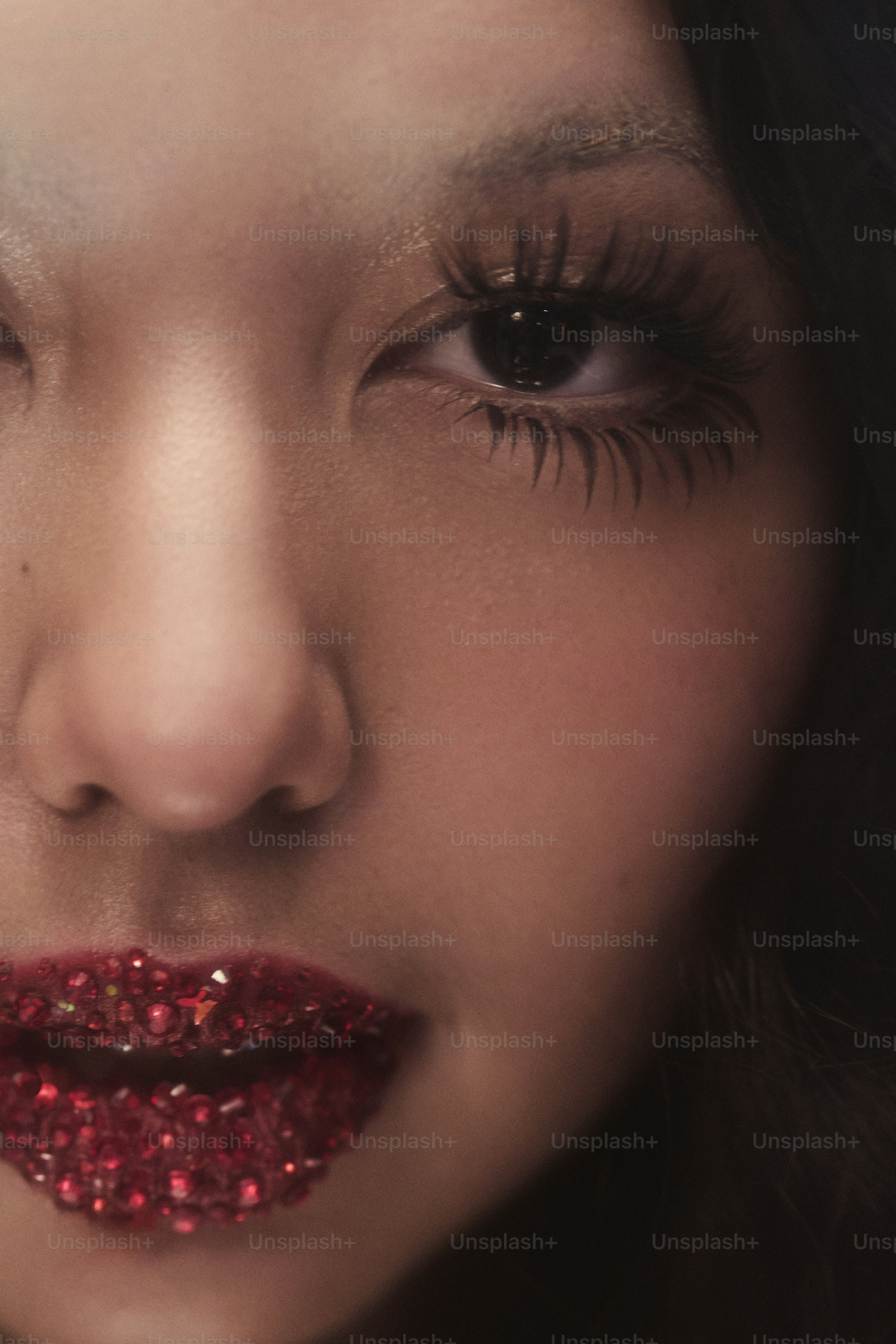 Femme aux lèvres scintillantes et aux cils dramatiques