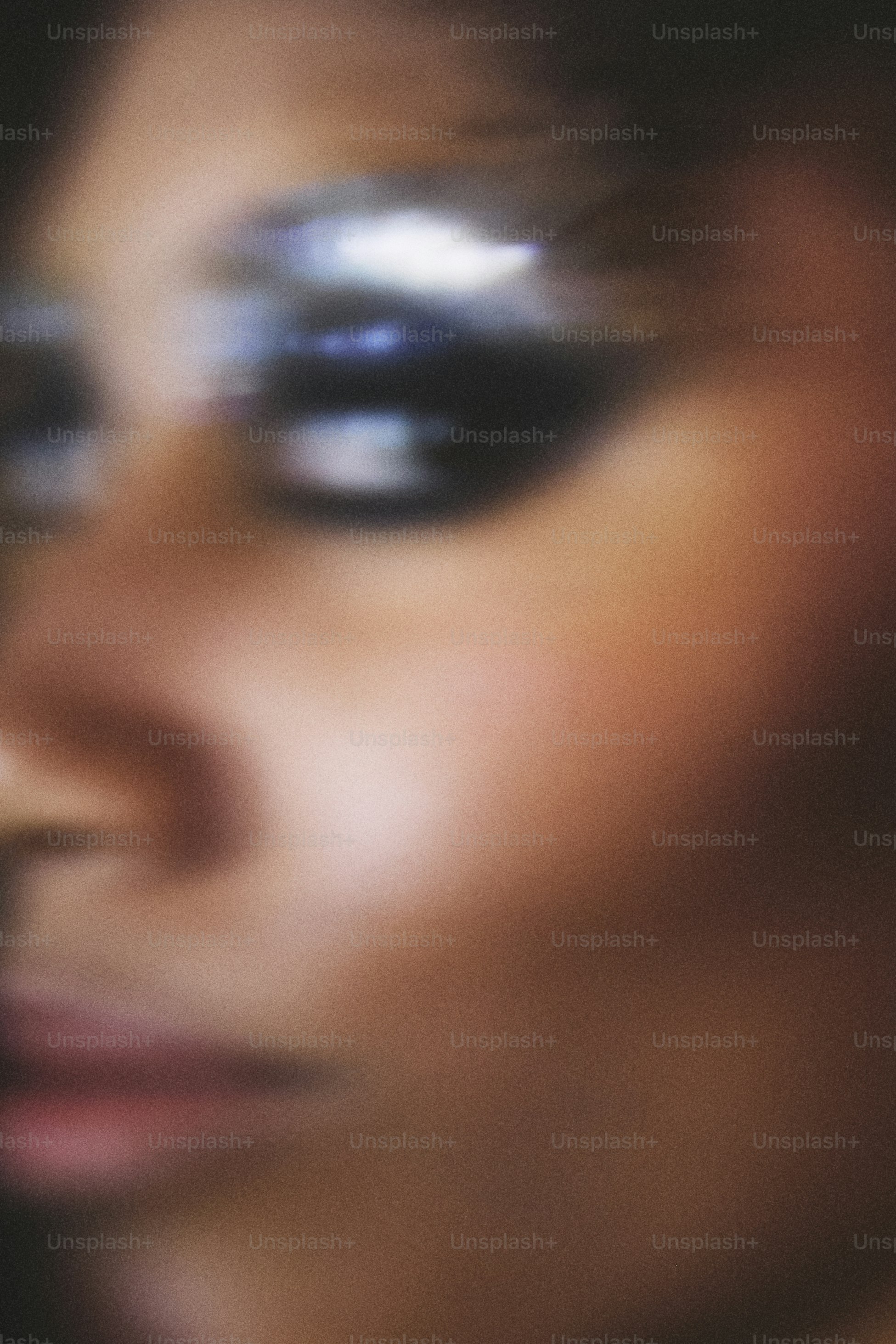 Gros plan du visage d’une femme aux traits flous.