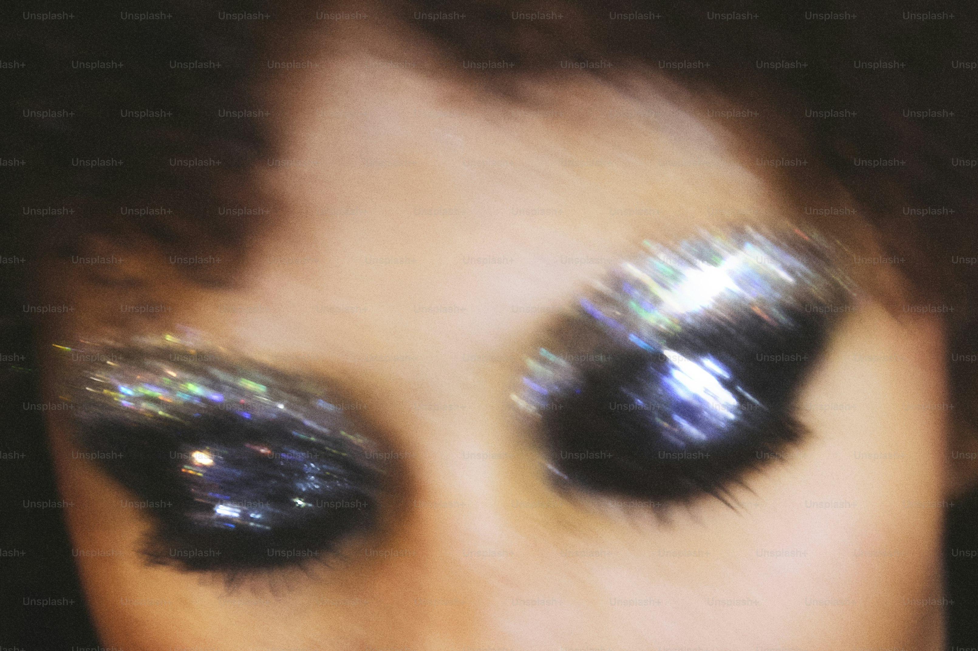Close-up dos olhos com sombra brilhante glitter