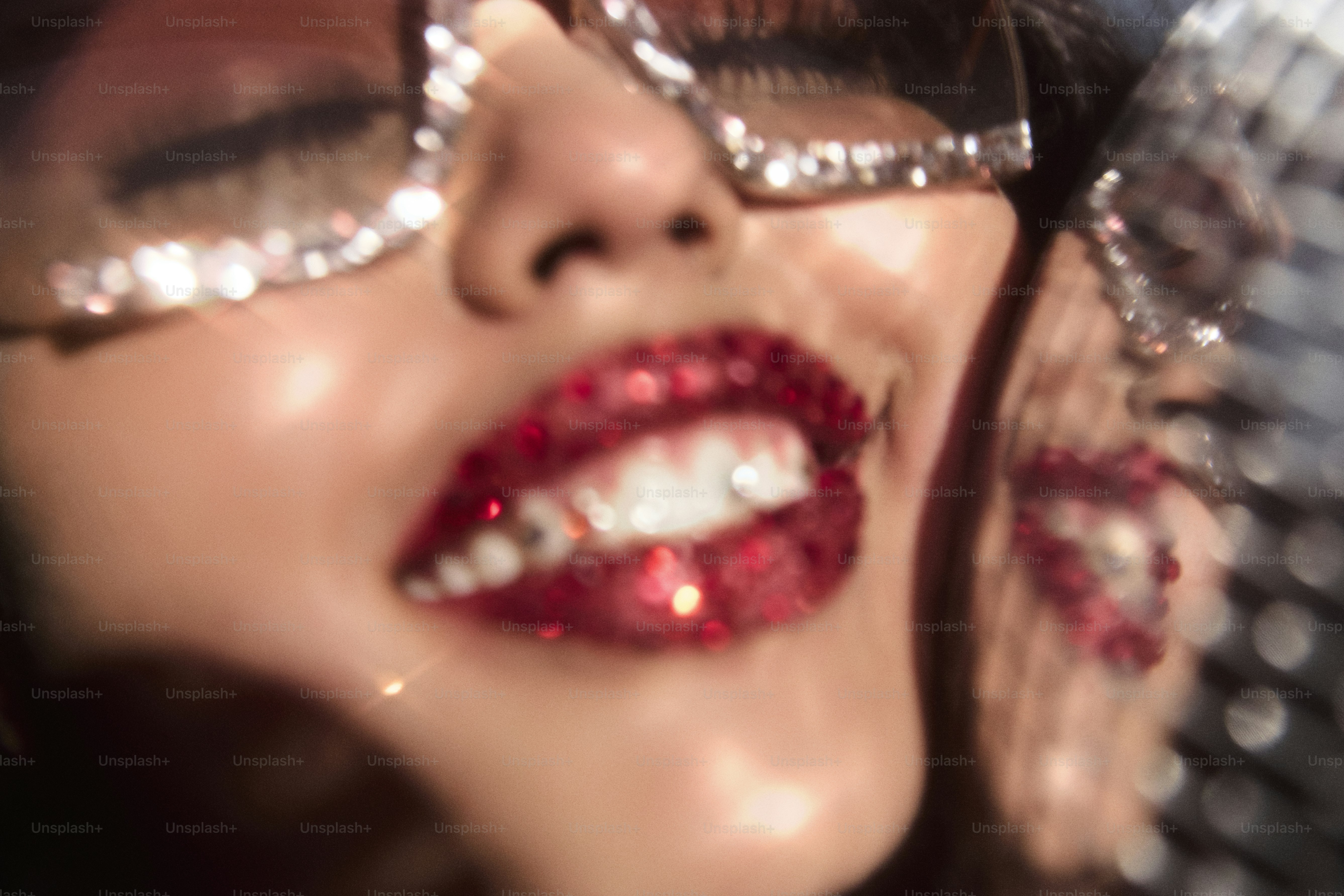 Femme aux lèvres rouges scintillantes et aux lunettes de soleil