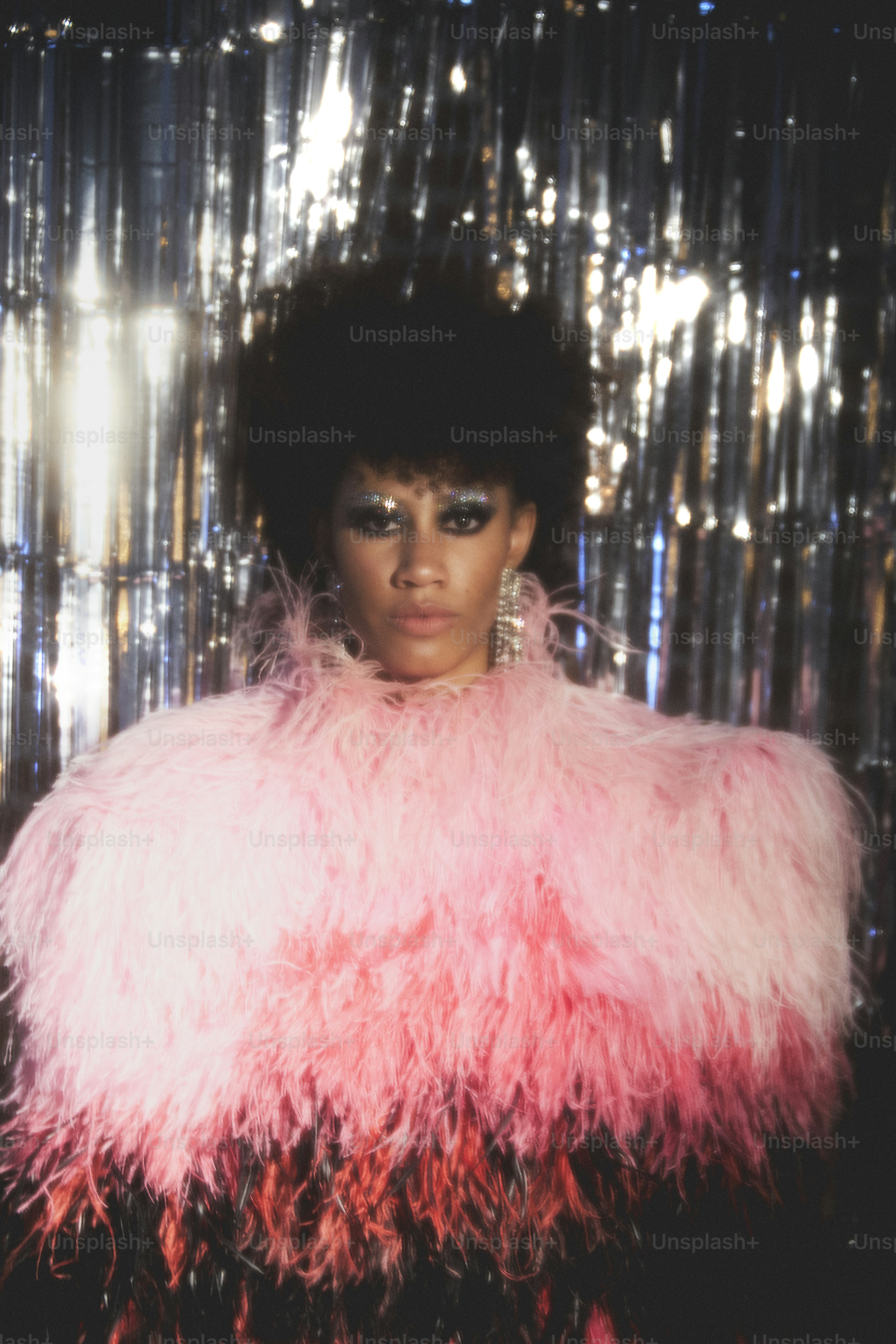 Femme avec boa en plumes afro et rose