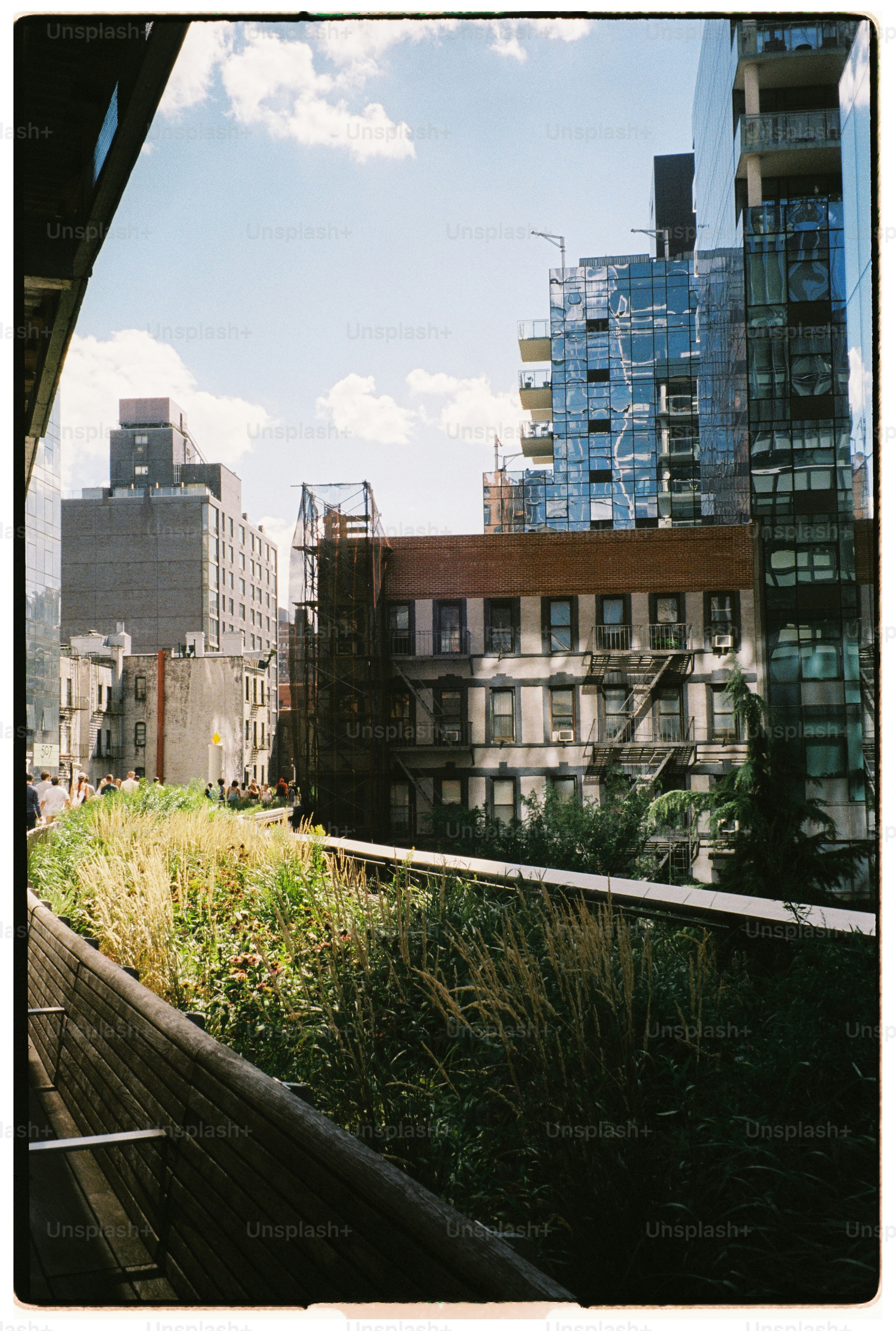 Stadtlandschaft mit Gebäuden und sattem Grün