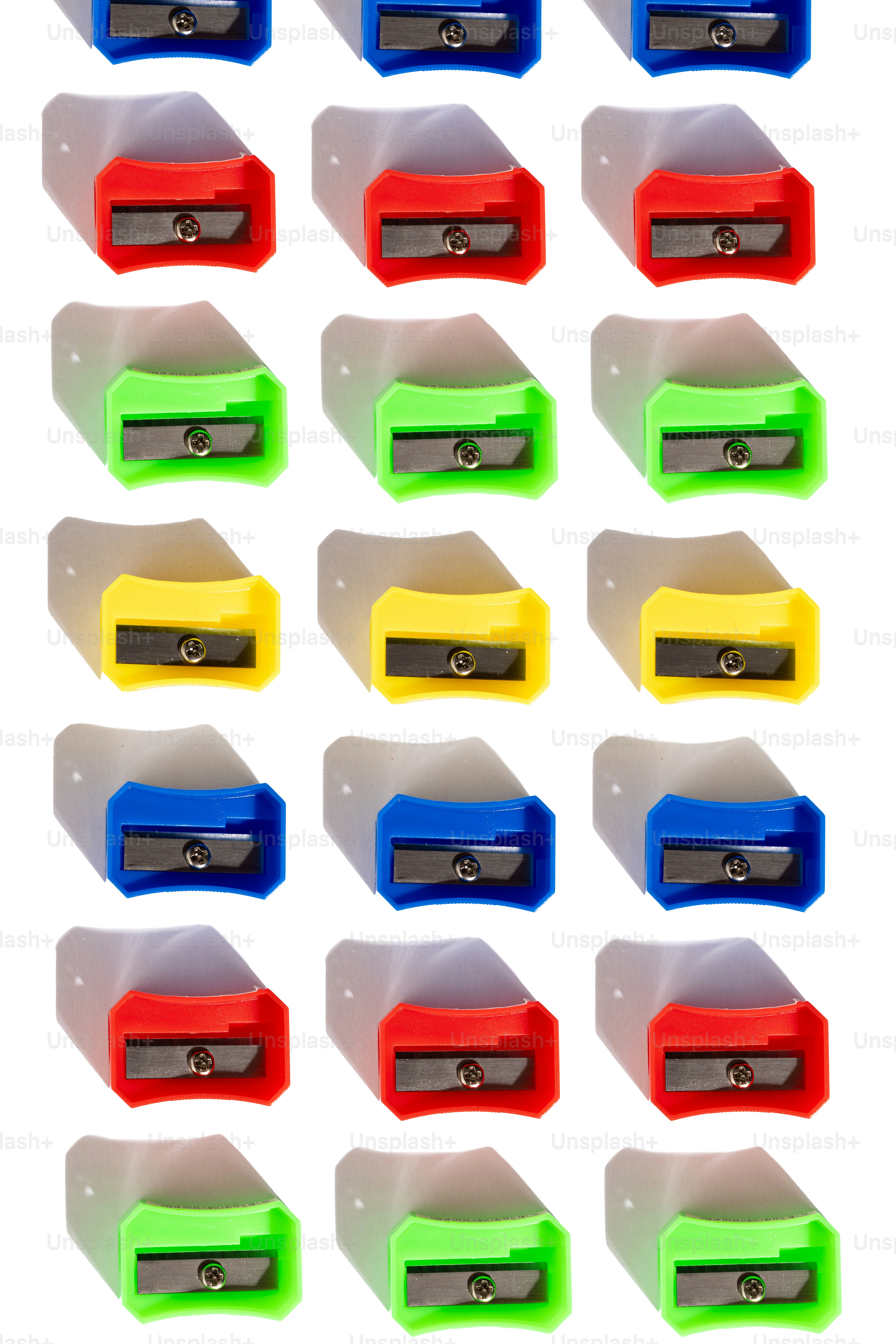 Múltiples sacapuntas de colores dispuestos en filas.