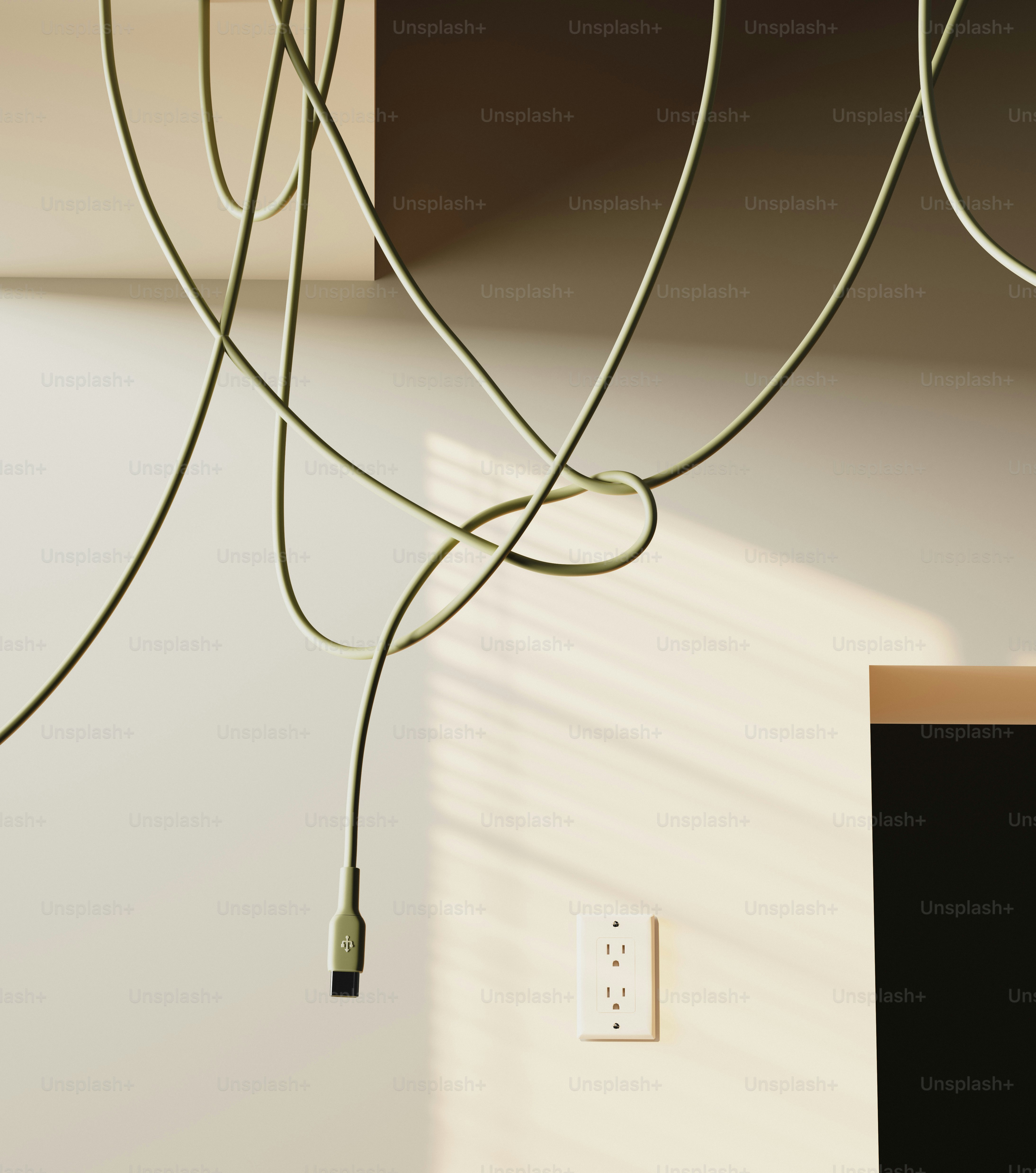 Kabel kusut menggantung di dekat stopkontak.
