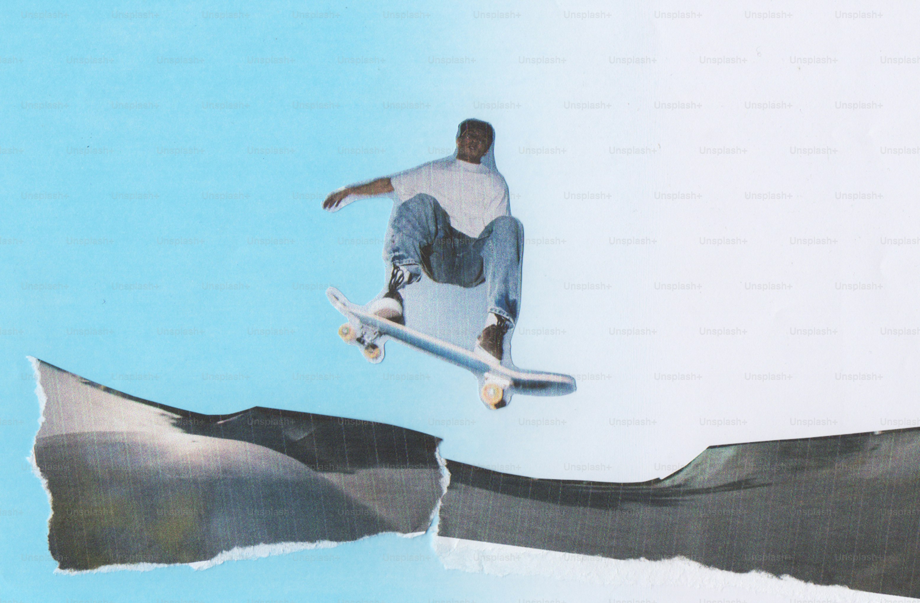 Lo skateboarder salta oltre un varco contro un cielo blu