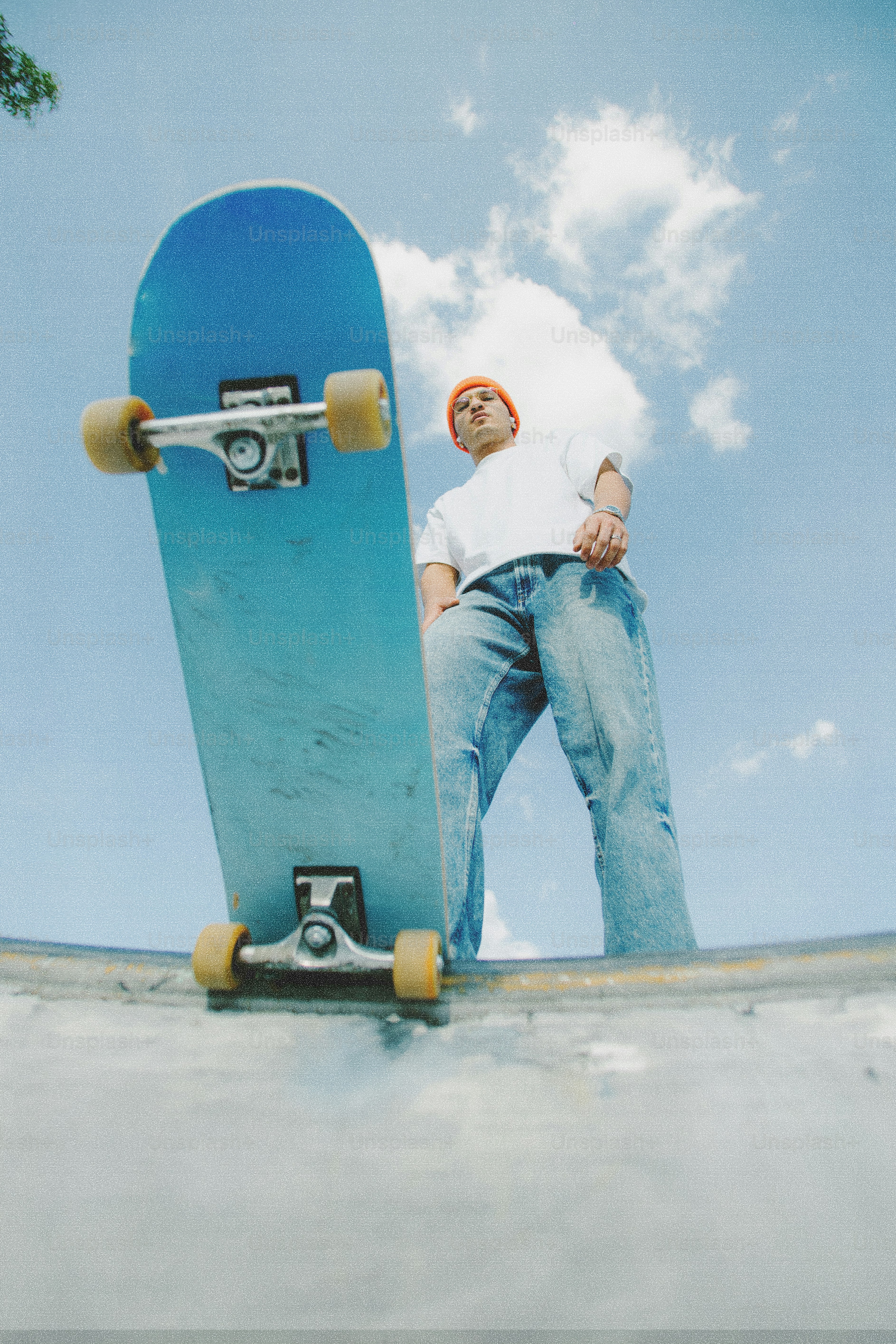 Una persona sta in piedi con uno skateboard su una rampa.