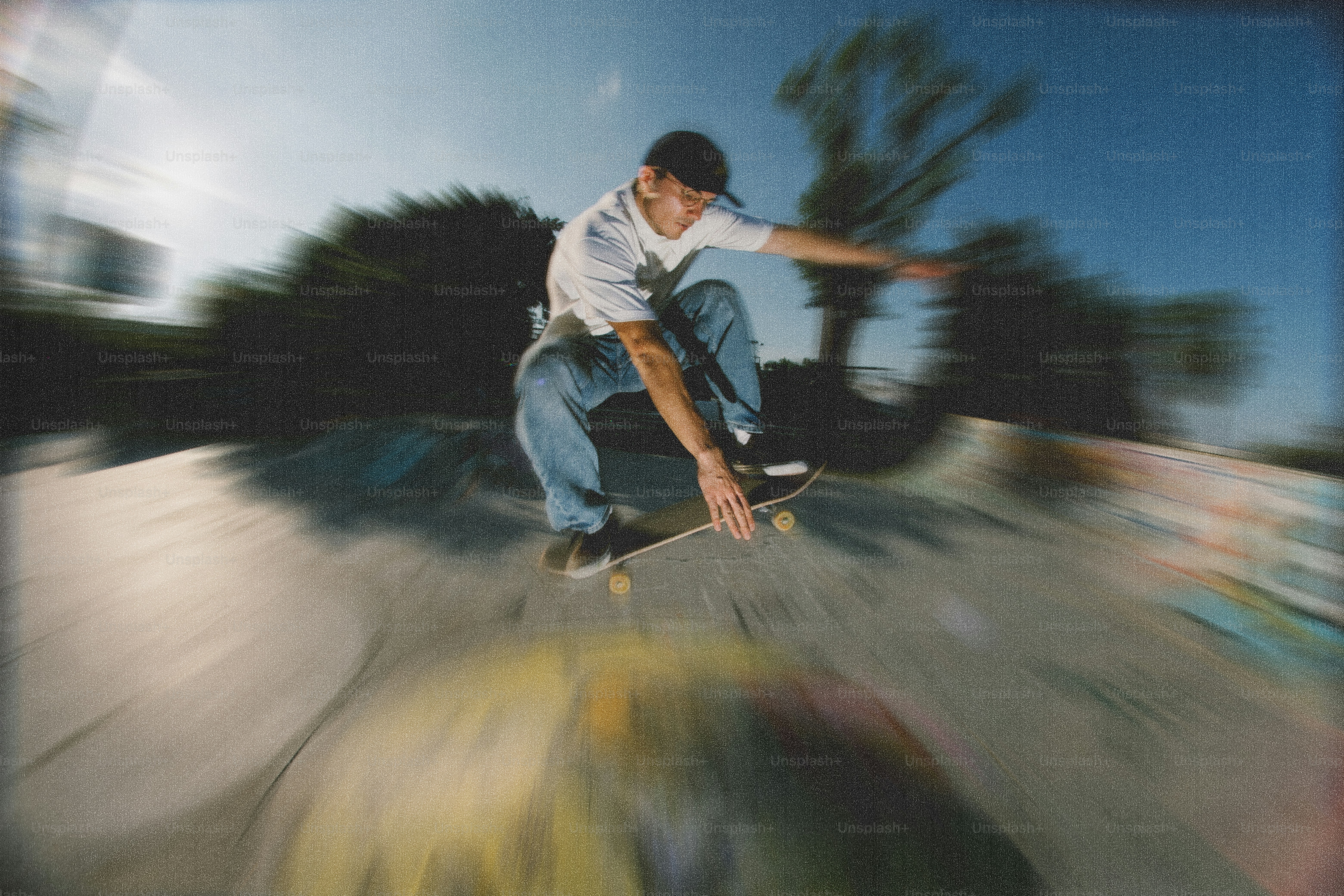 Skateboarder che esegue un trick in uno skatepark
