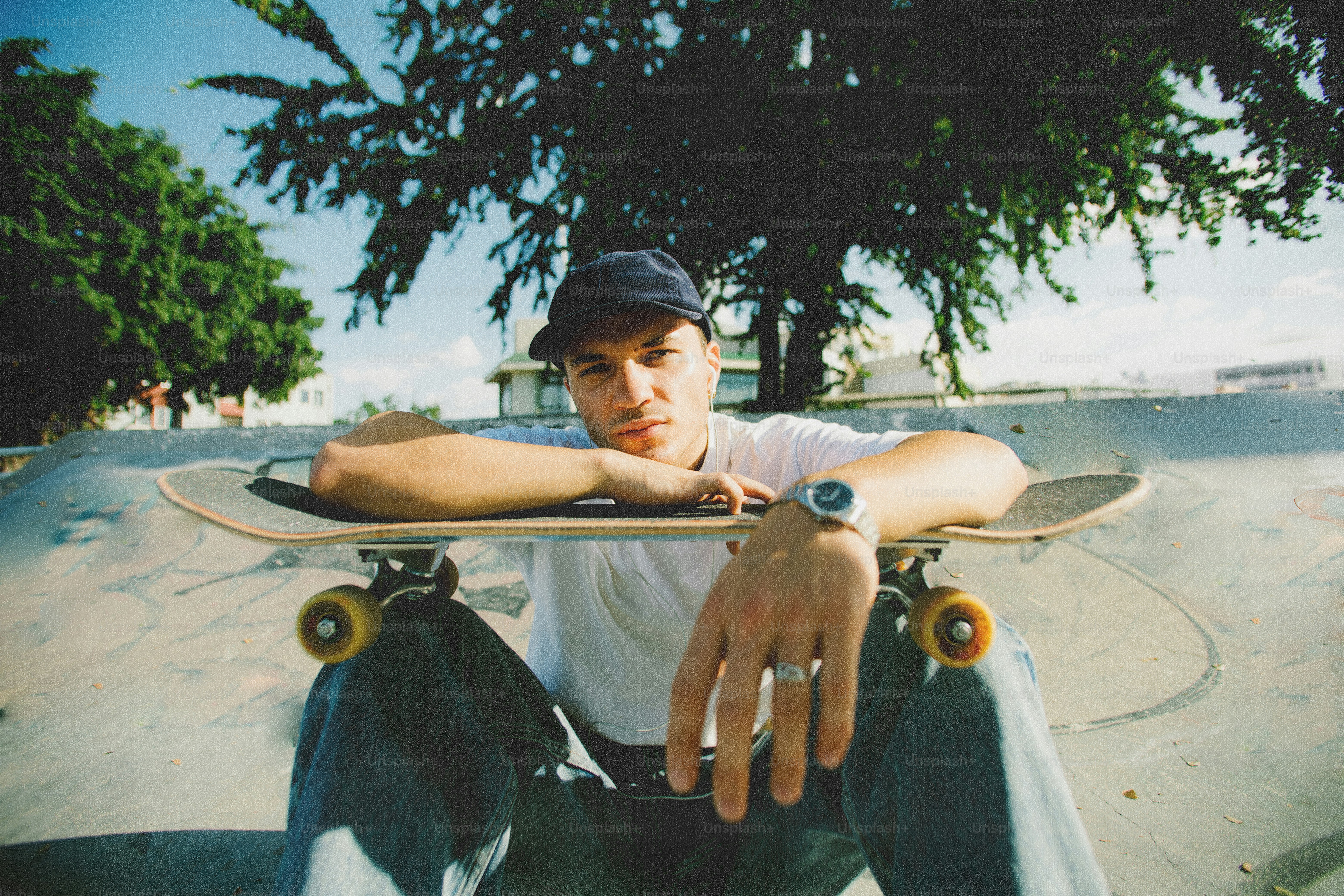 giovane con skateboard allo skatepark