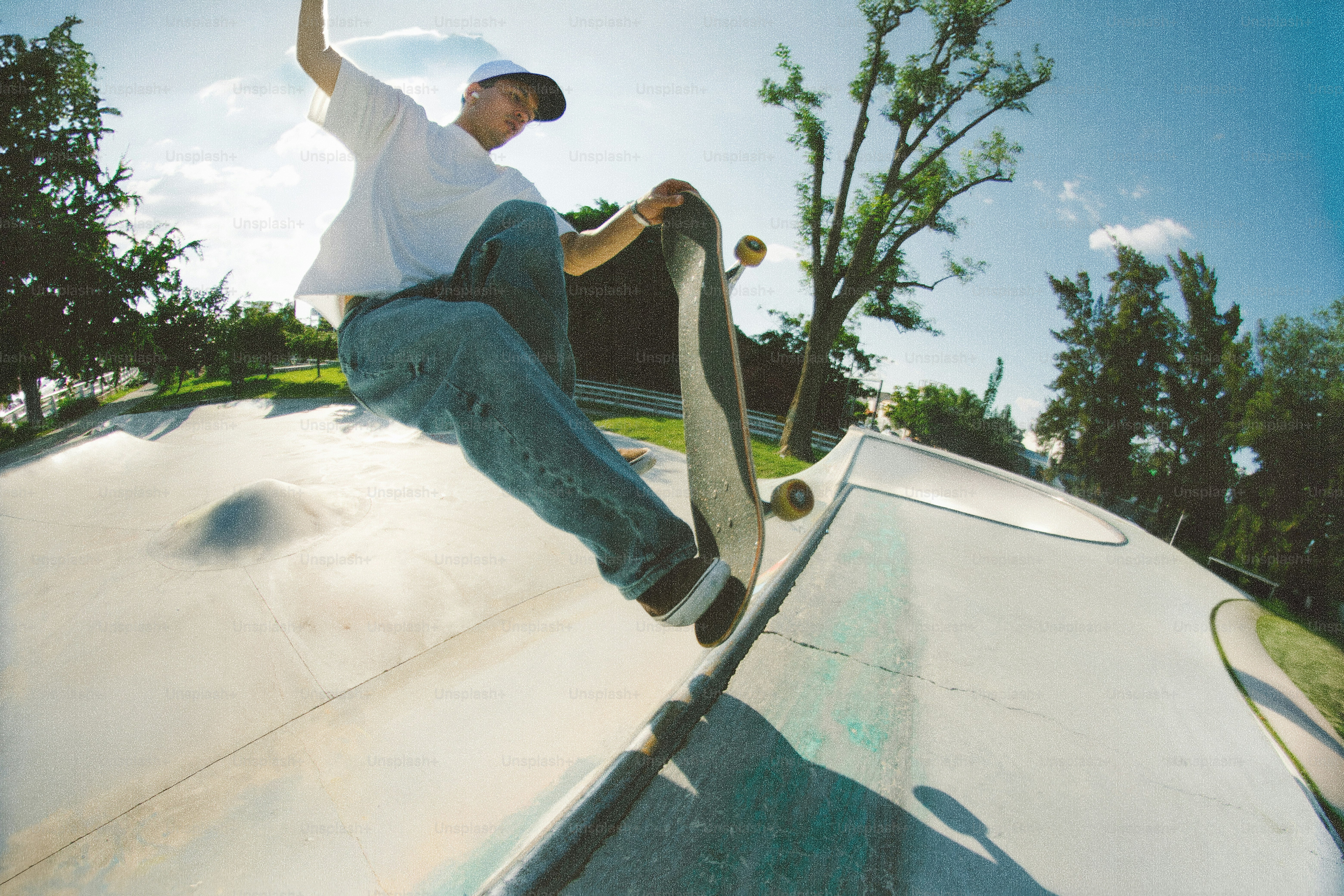 Skateboarder melakukan trik di skatepark