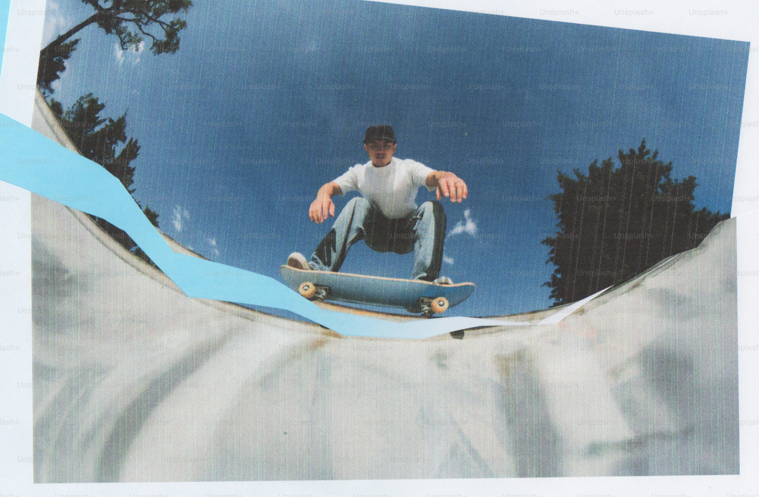 Lo skateboarder cavalca in una ciotola di cemento sotto il cielo blu