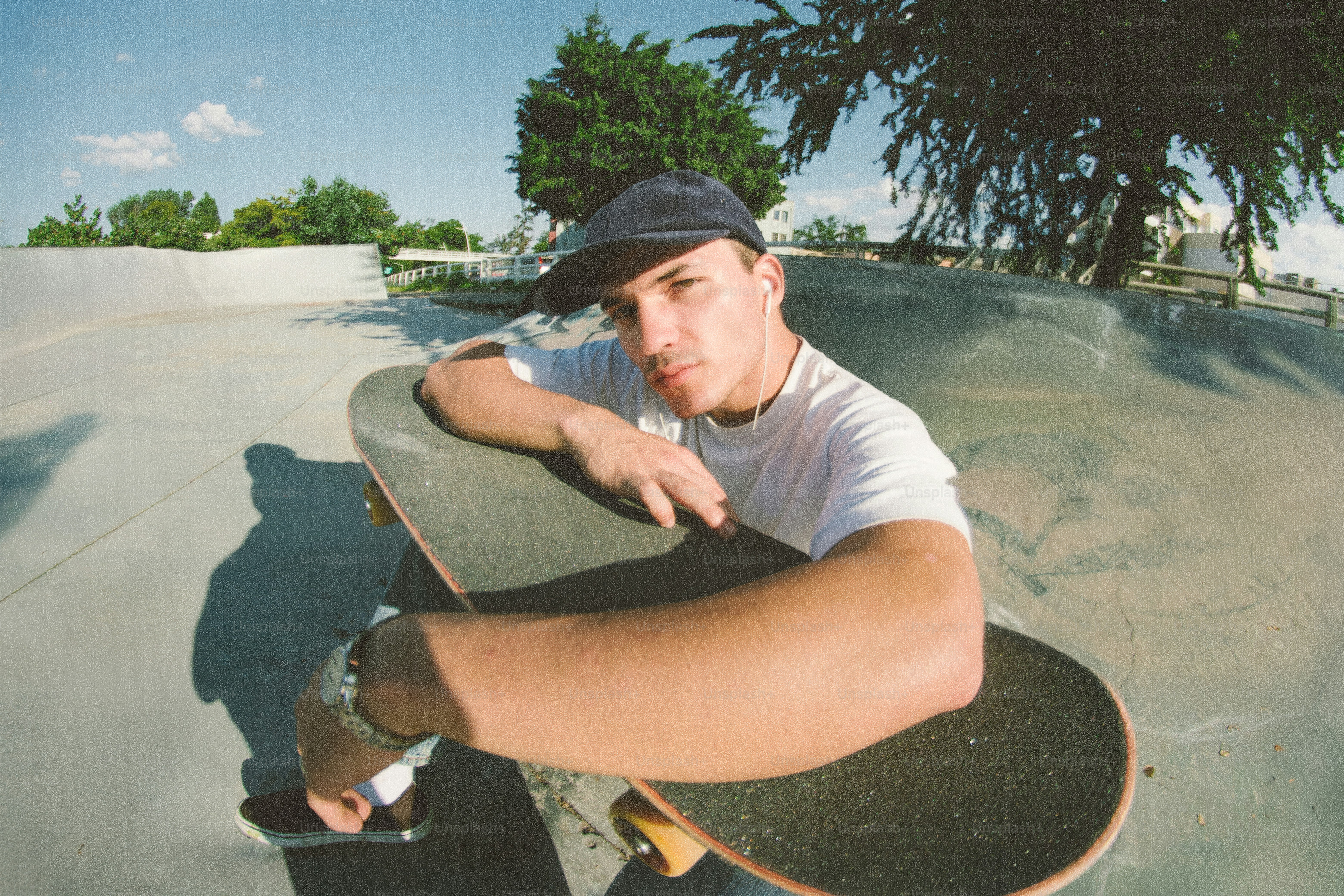 giovane con skateboard allo skatepark