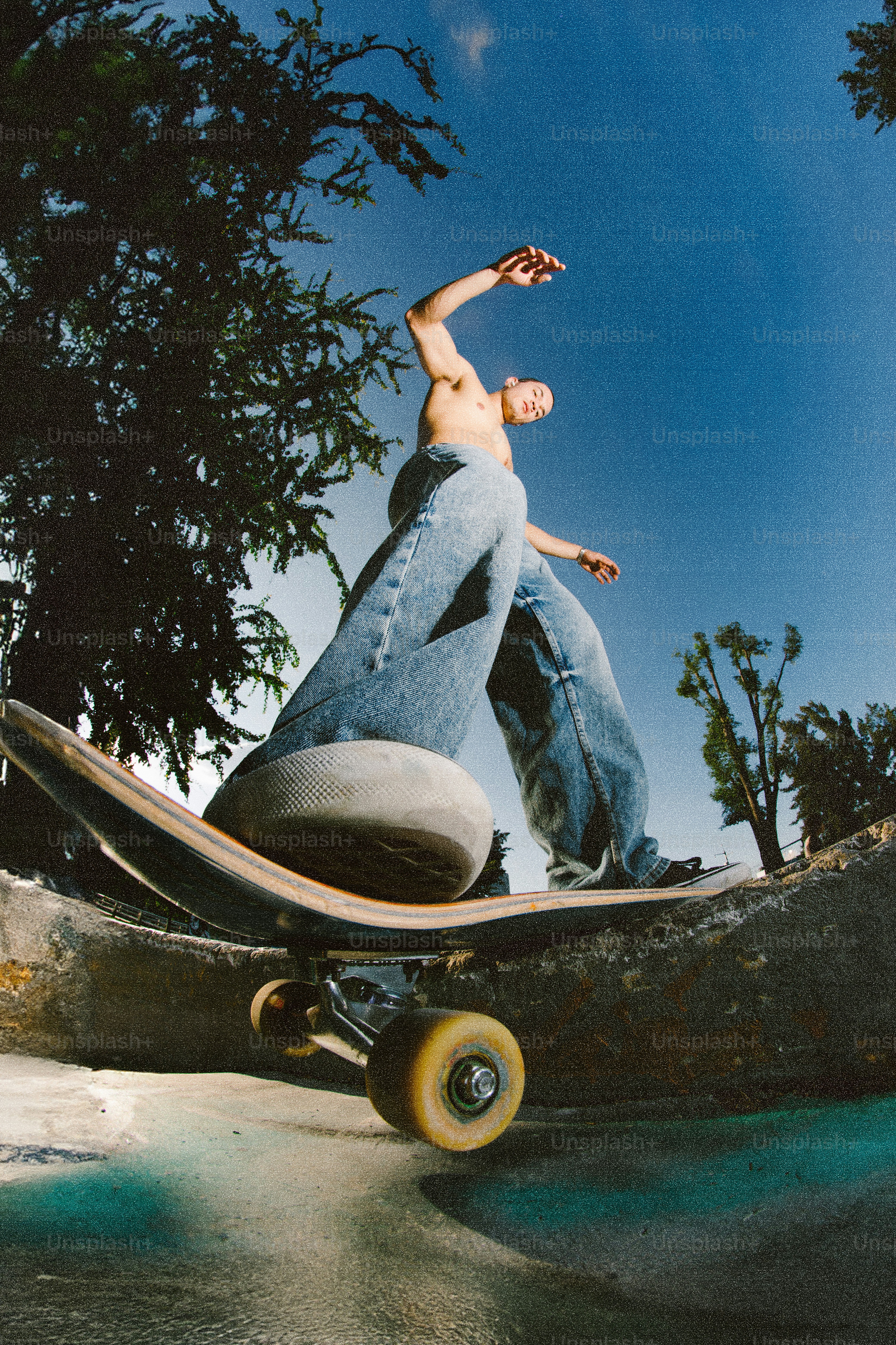 Homem andando de skate em um dia ensolarado.