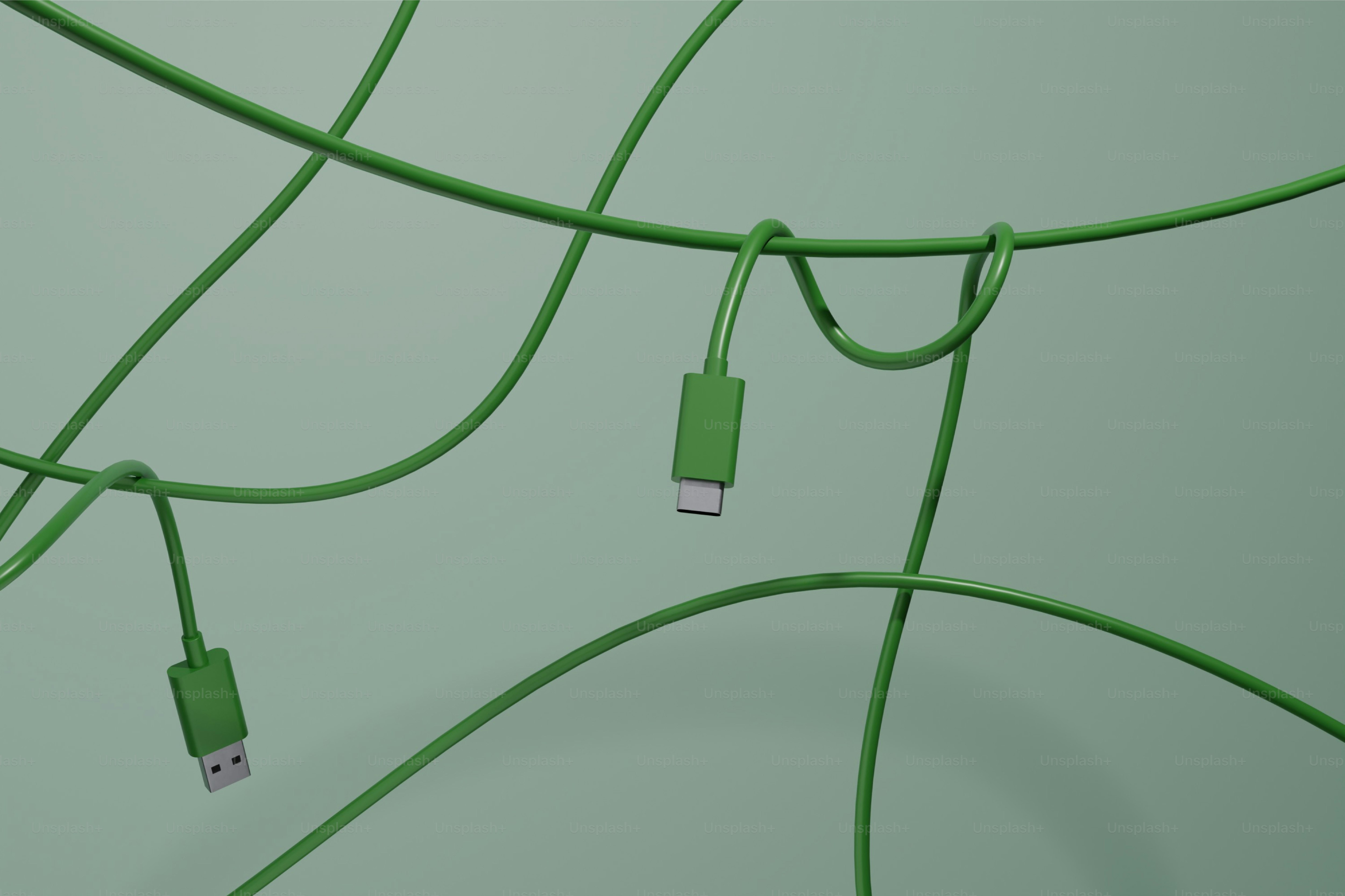 Grüne Kabel mit USB- und USB-C-Anschlüssen verheddert