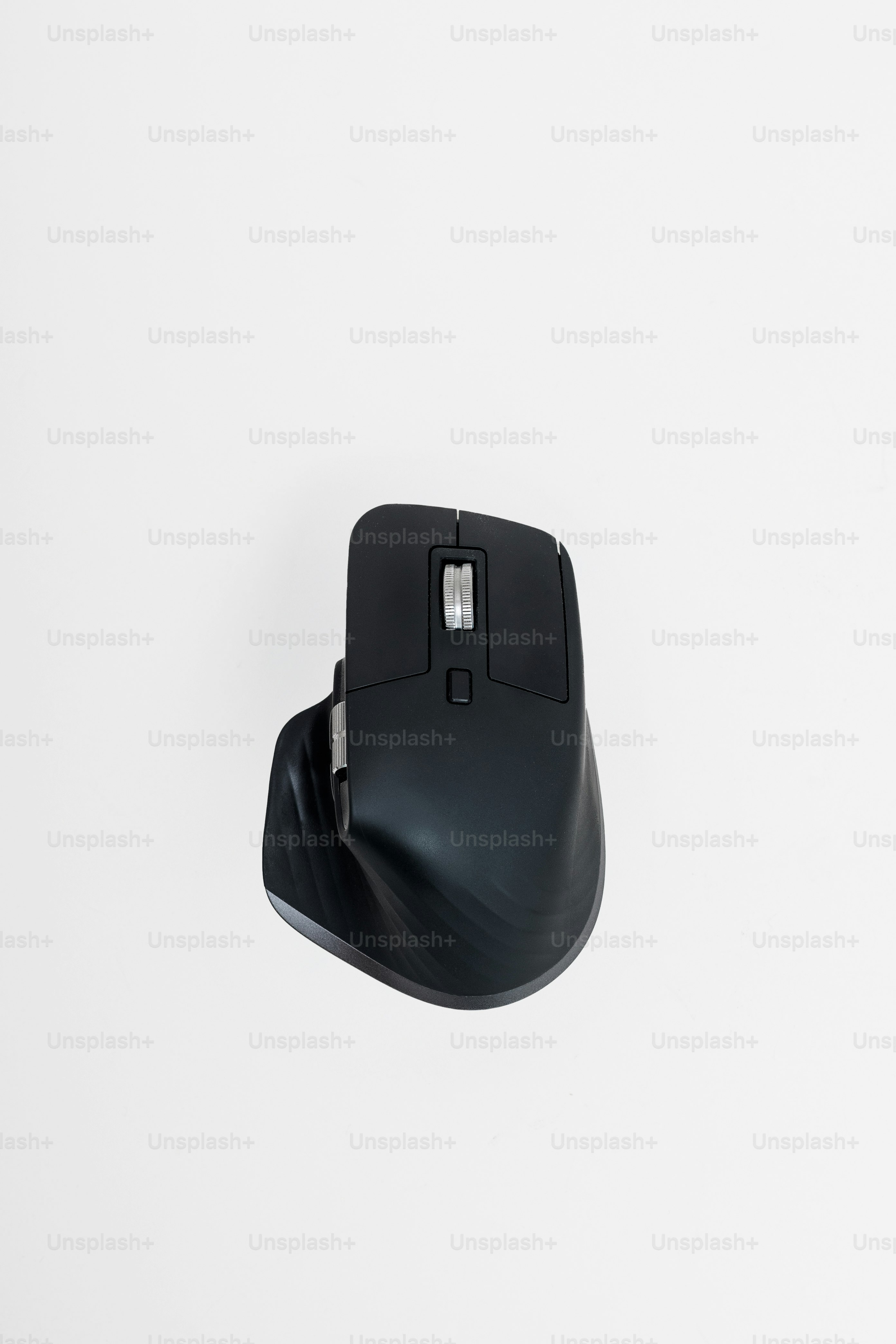 Eine schwarze Computermaus auf weißem Hintergrund
