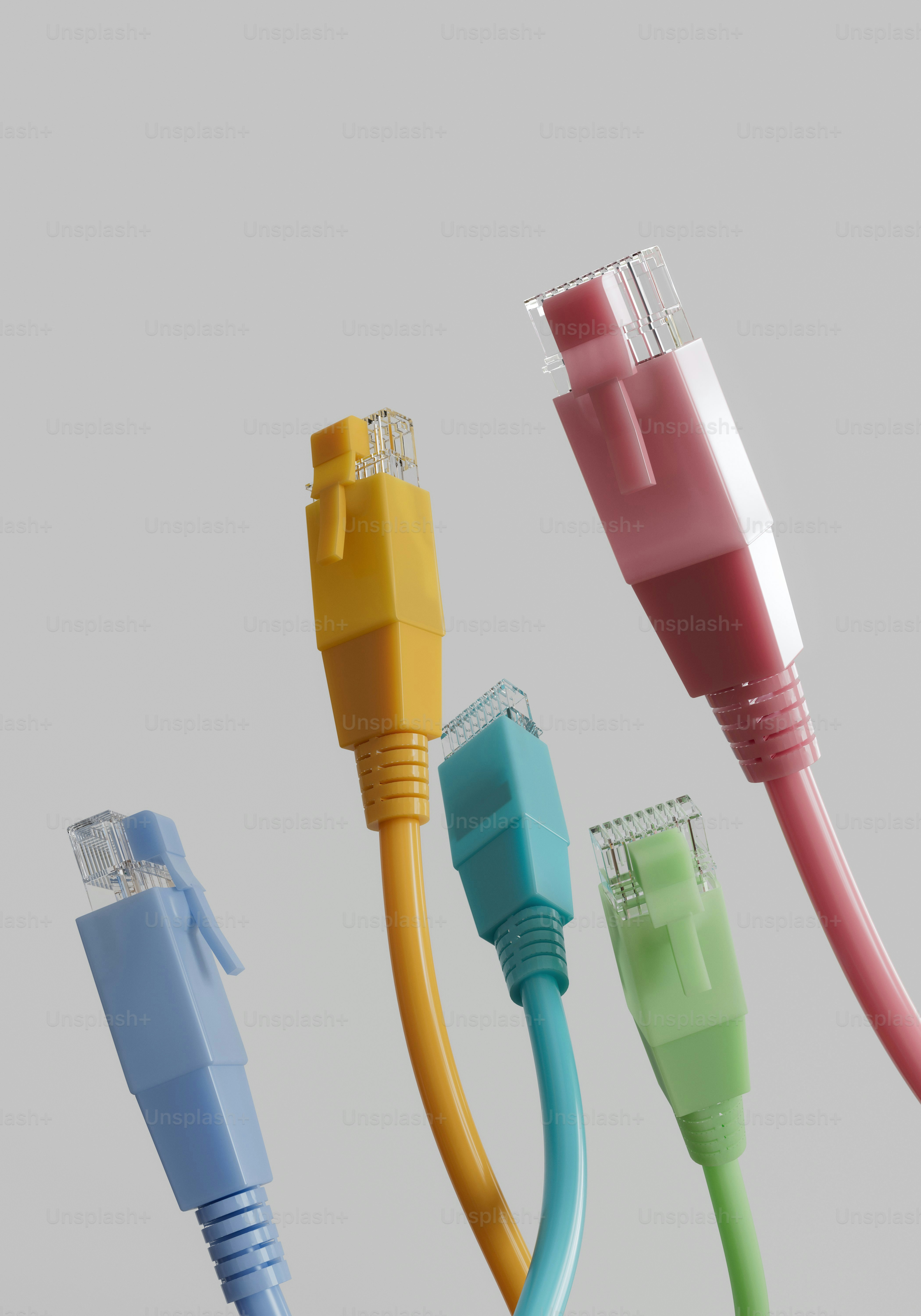 회색 배경에 rj45 커넥터가 있는 다채로운 네트워크 케이블