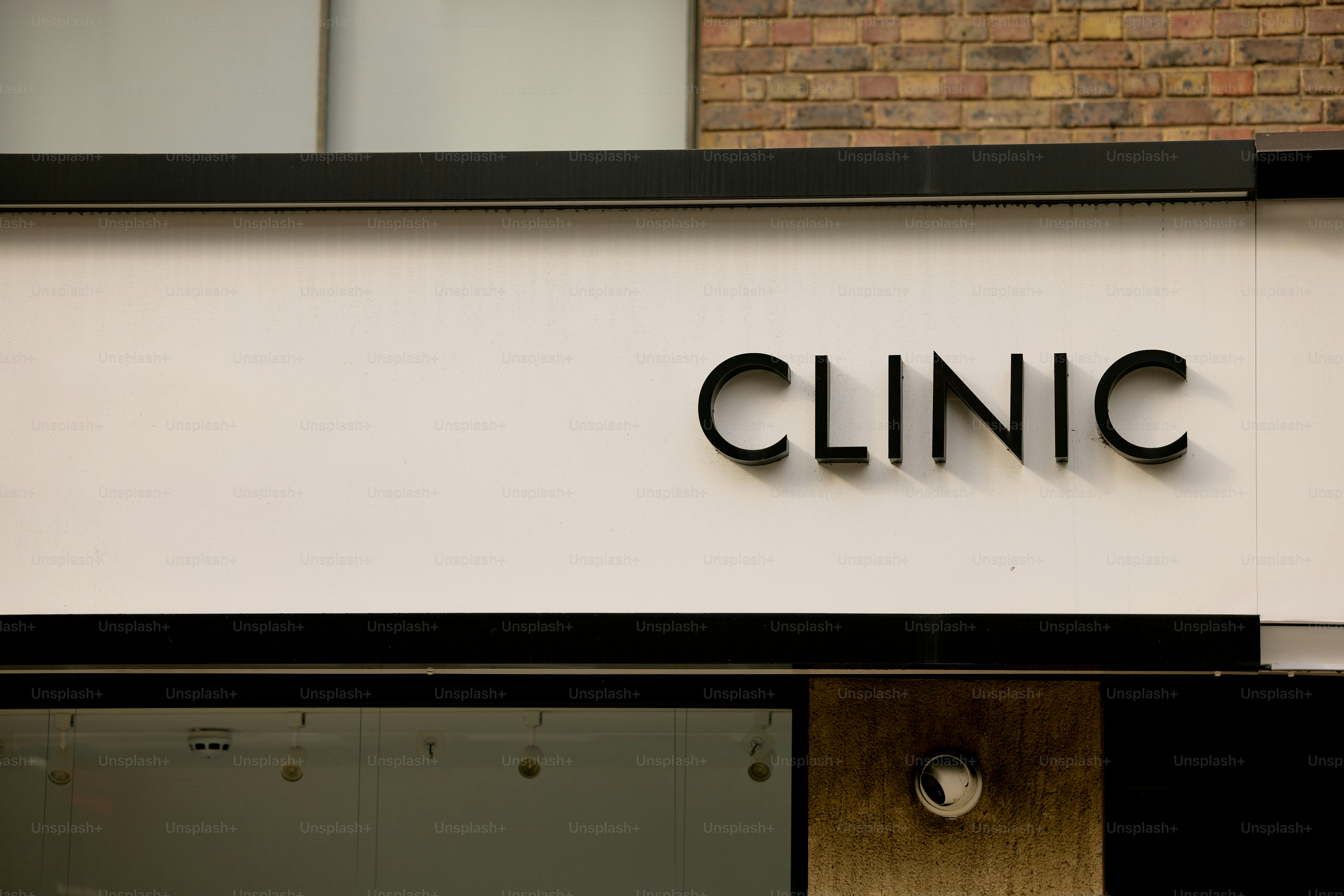 A sign reads clinic above a storefront.