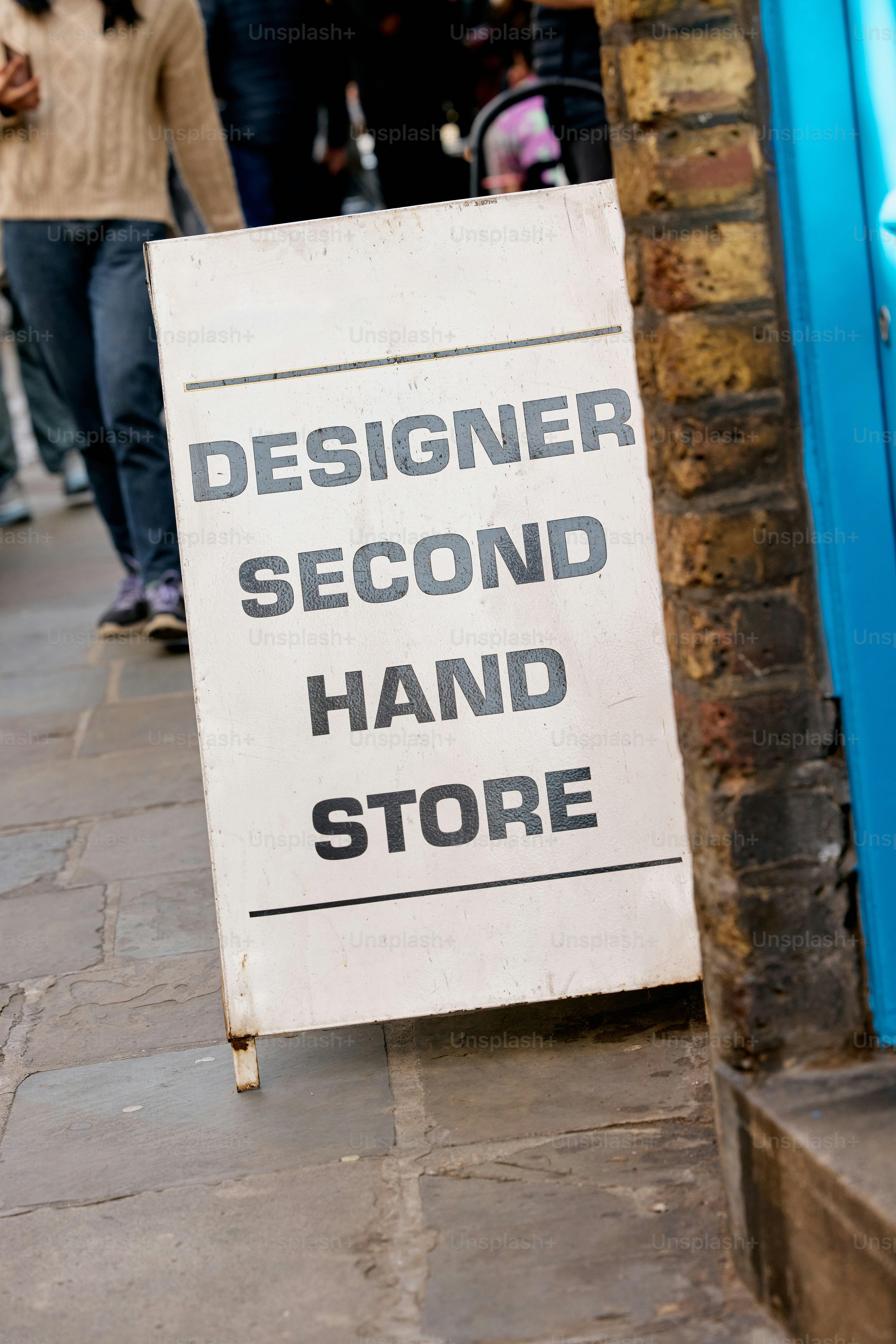 Insegna di un negozio di seconda mano di design sul marciapiede