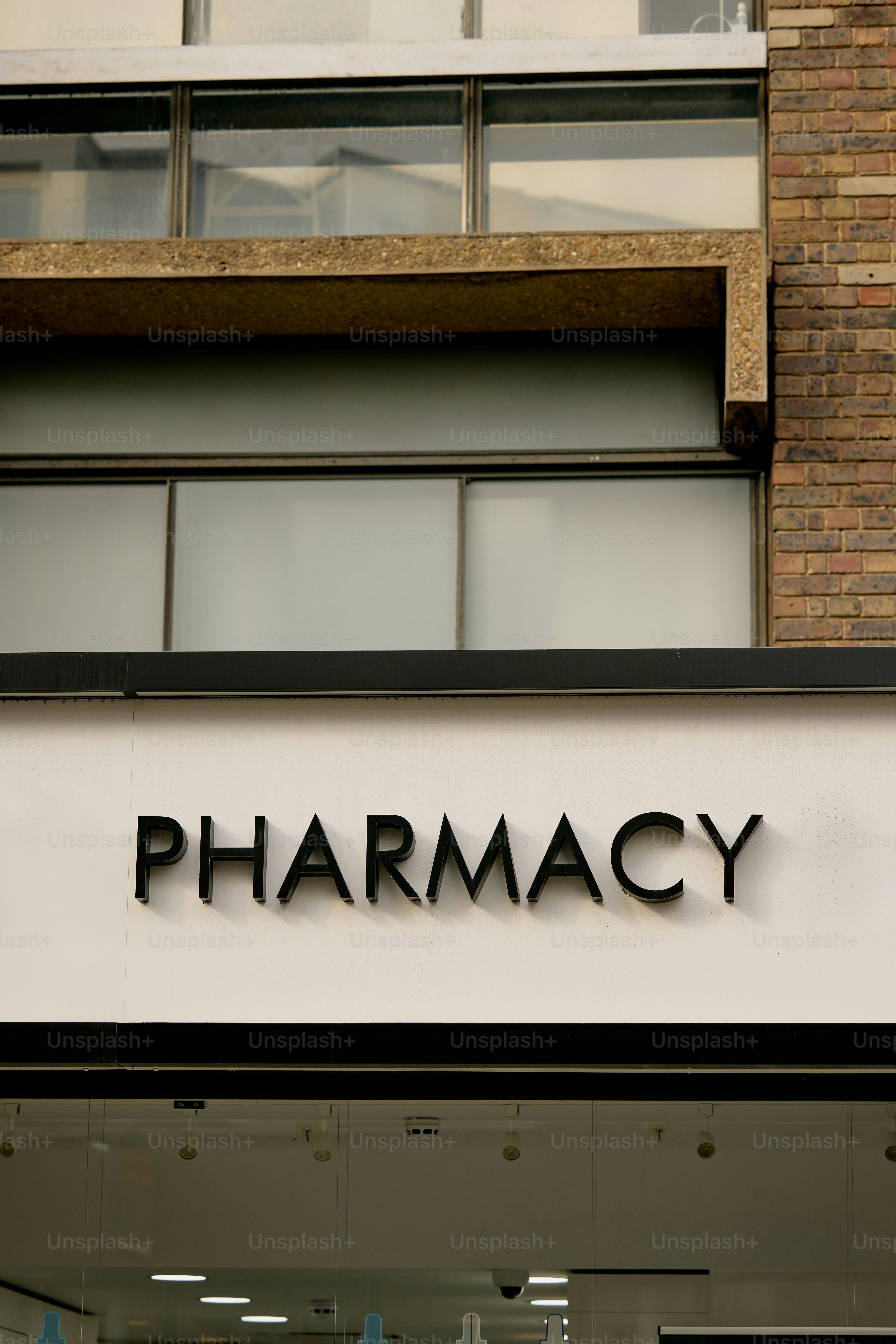Un letrero de una farmacia en un edificio.