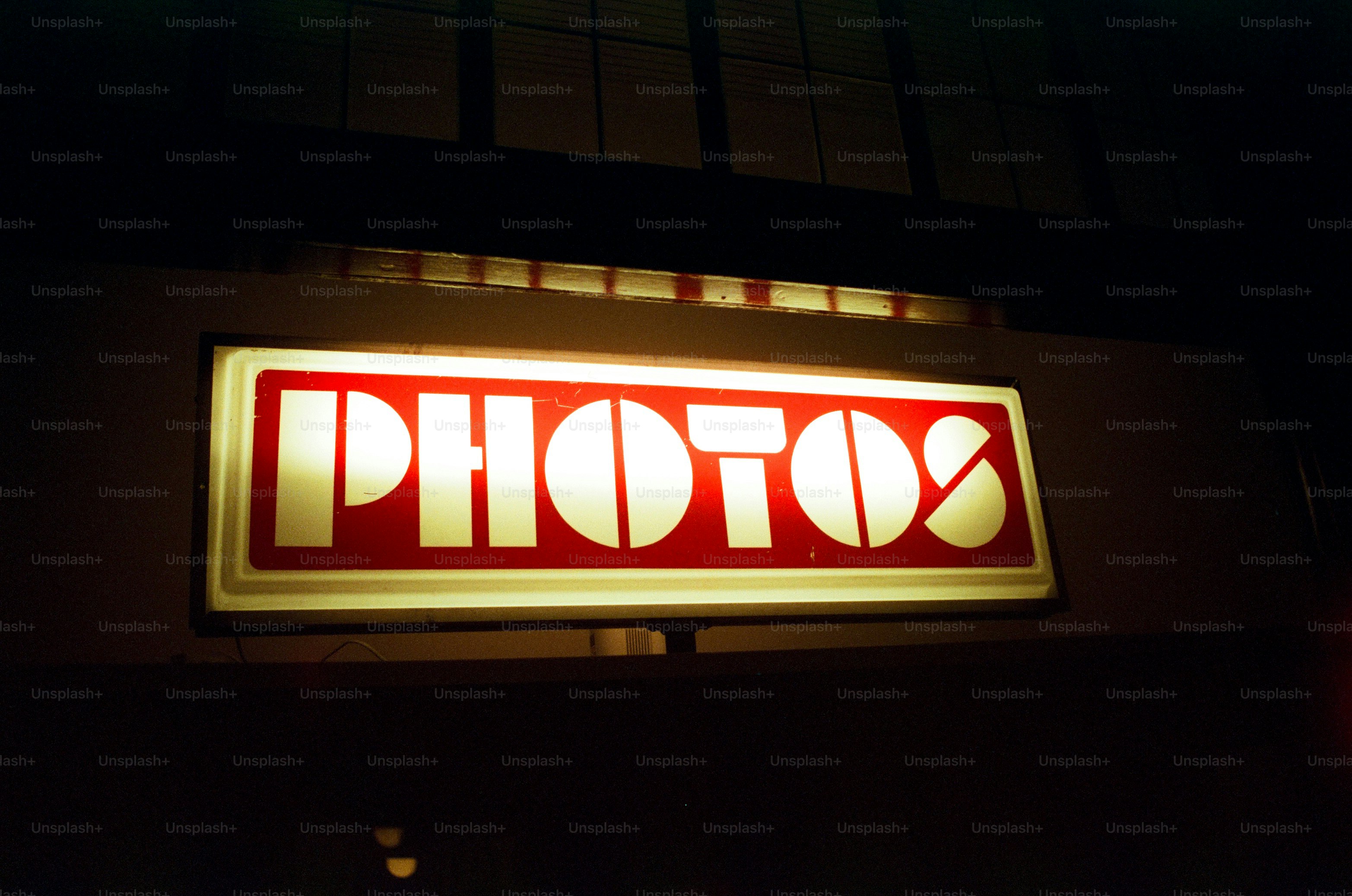 Illuminated sign with the word photos