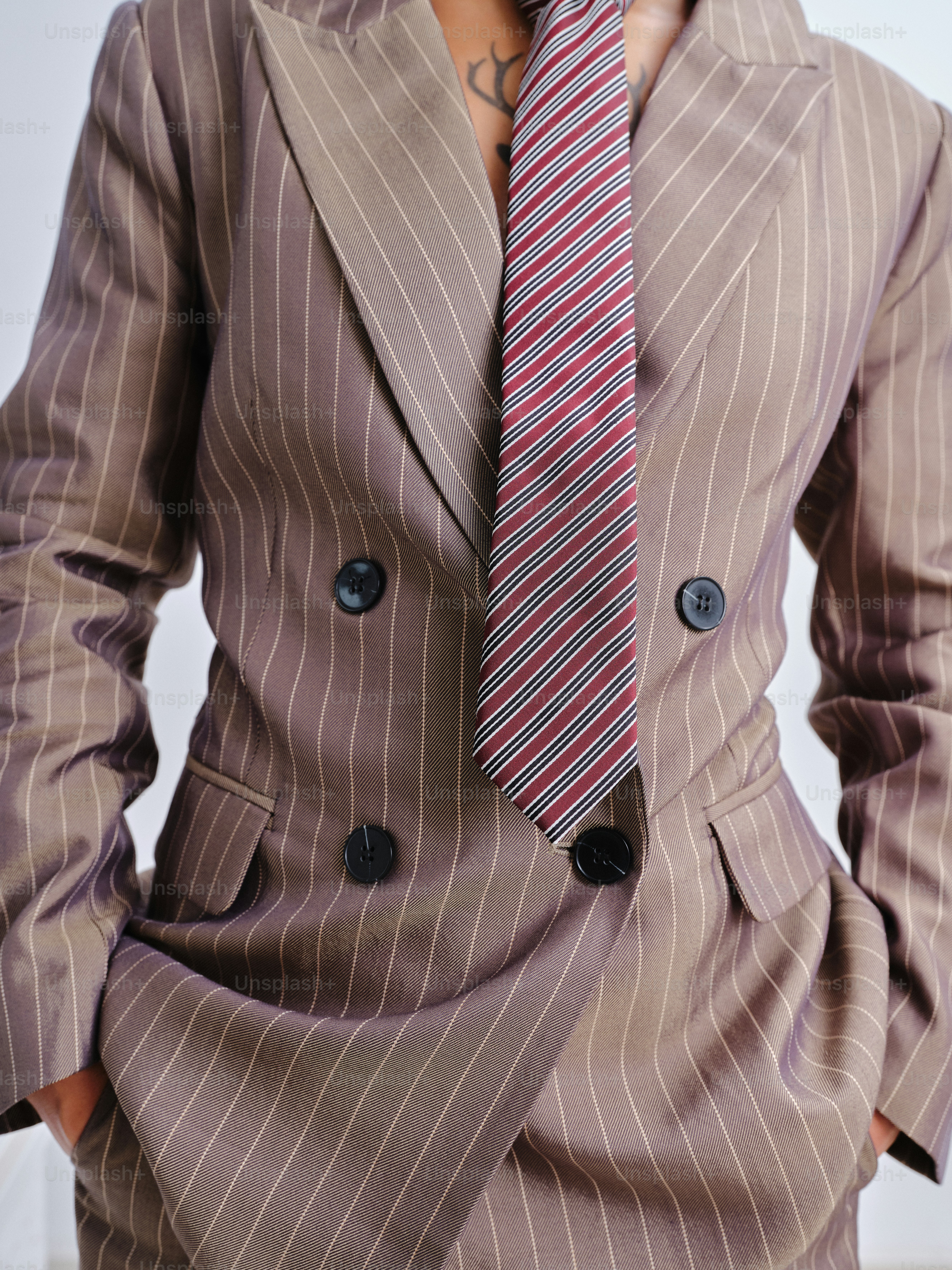 Persona in abito gessato con cravatta a righe