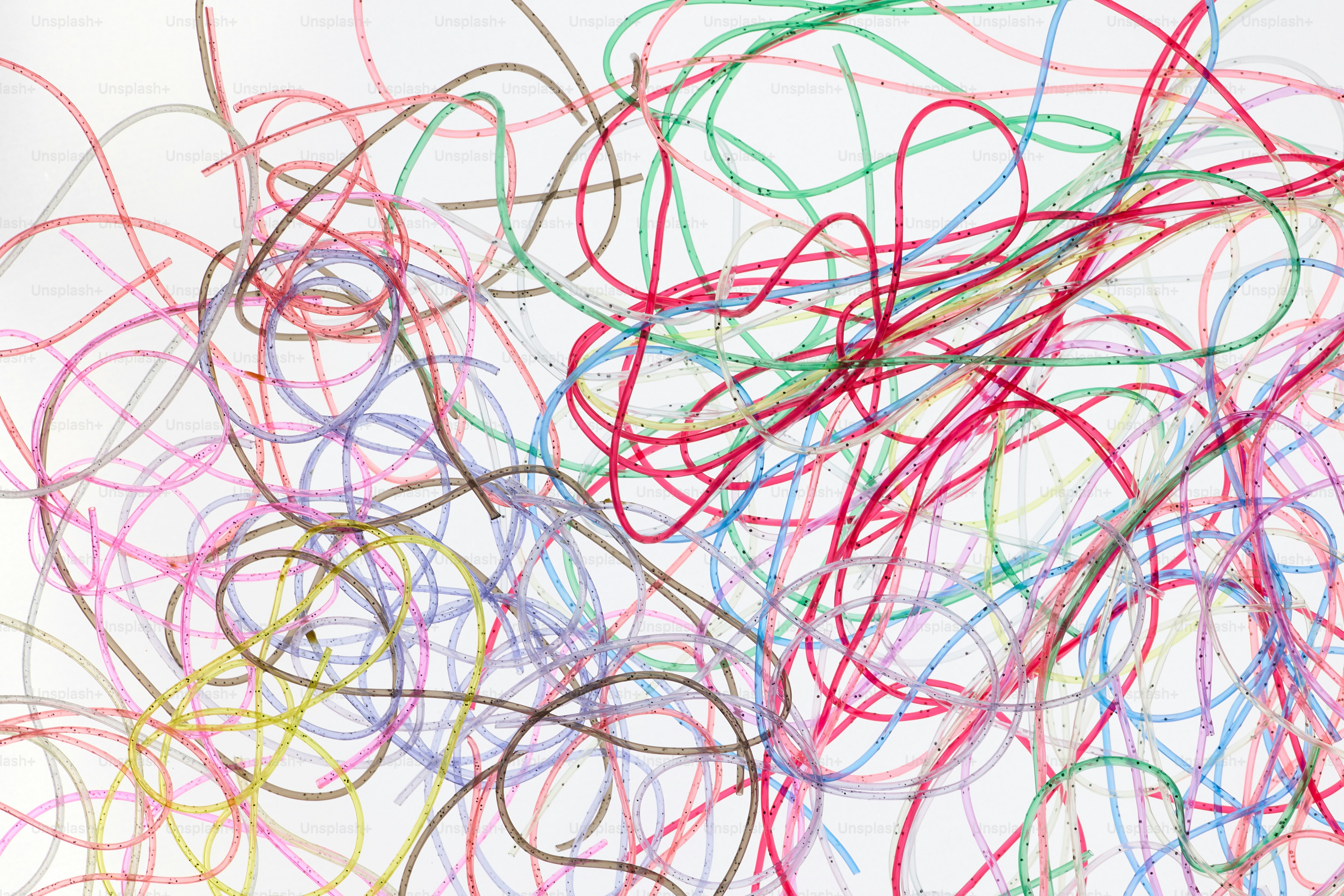 Fils enchevêtrés colorés sur fond blanc