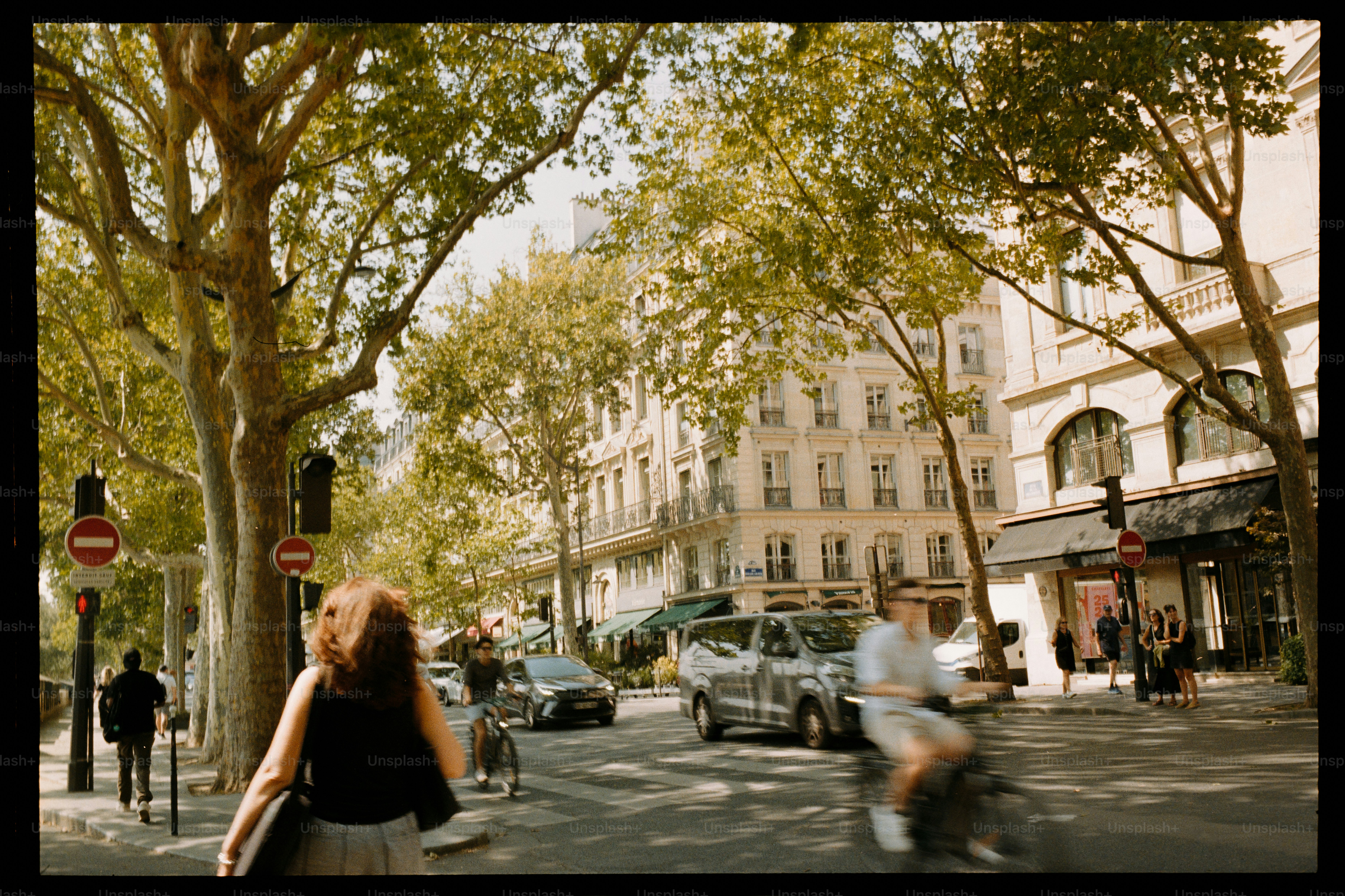 나무가 있는 햇볕이 잘 드는 유럽 거리를 걷는 사람들. 사진 – Unsplash의 건축학 이미지, image size:3000x2000