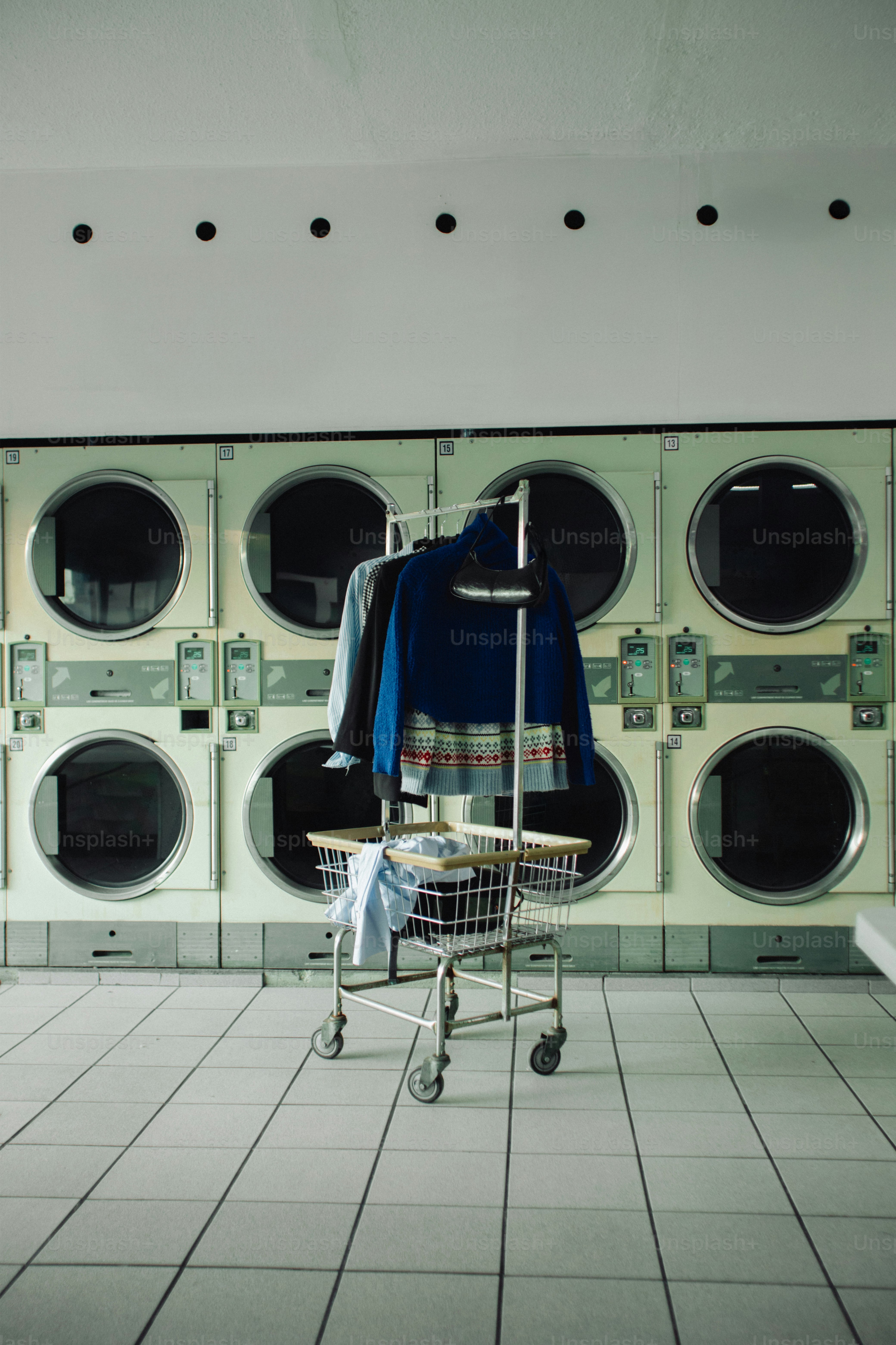コインランドリーのラックに置かれた衣類